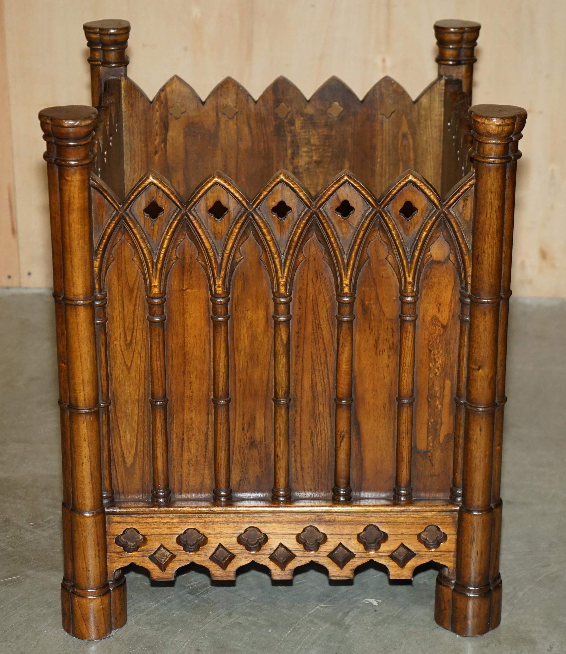 STUPENDO COPPIO DI FIORIERE GOTHIC REVIVAL EXTRA LARGE IN LEGNO INCISO A MANO 72X60CM in vendita 2