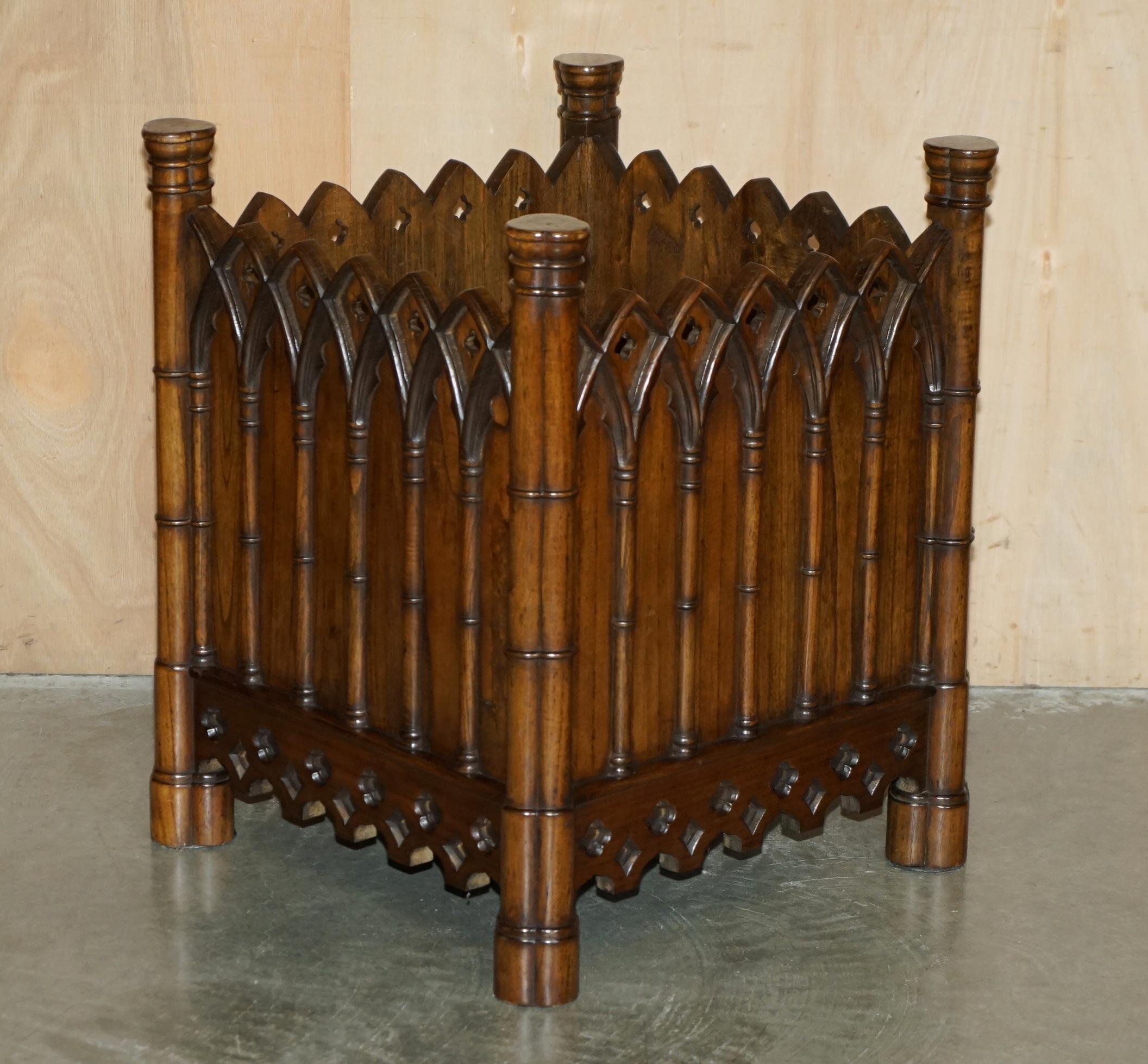 Casa Reale Antiquariato

Royal House Antiques è lieta di offrire in vendita questa splendida coppia di grandi fioriere antiche in stile Gothic Revival intagliate a mano.

Tieni presente che le spese di spedizione indicate sono solo indicative e