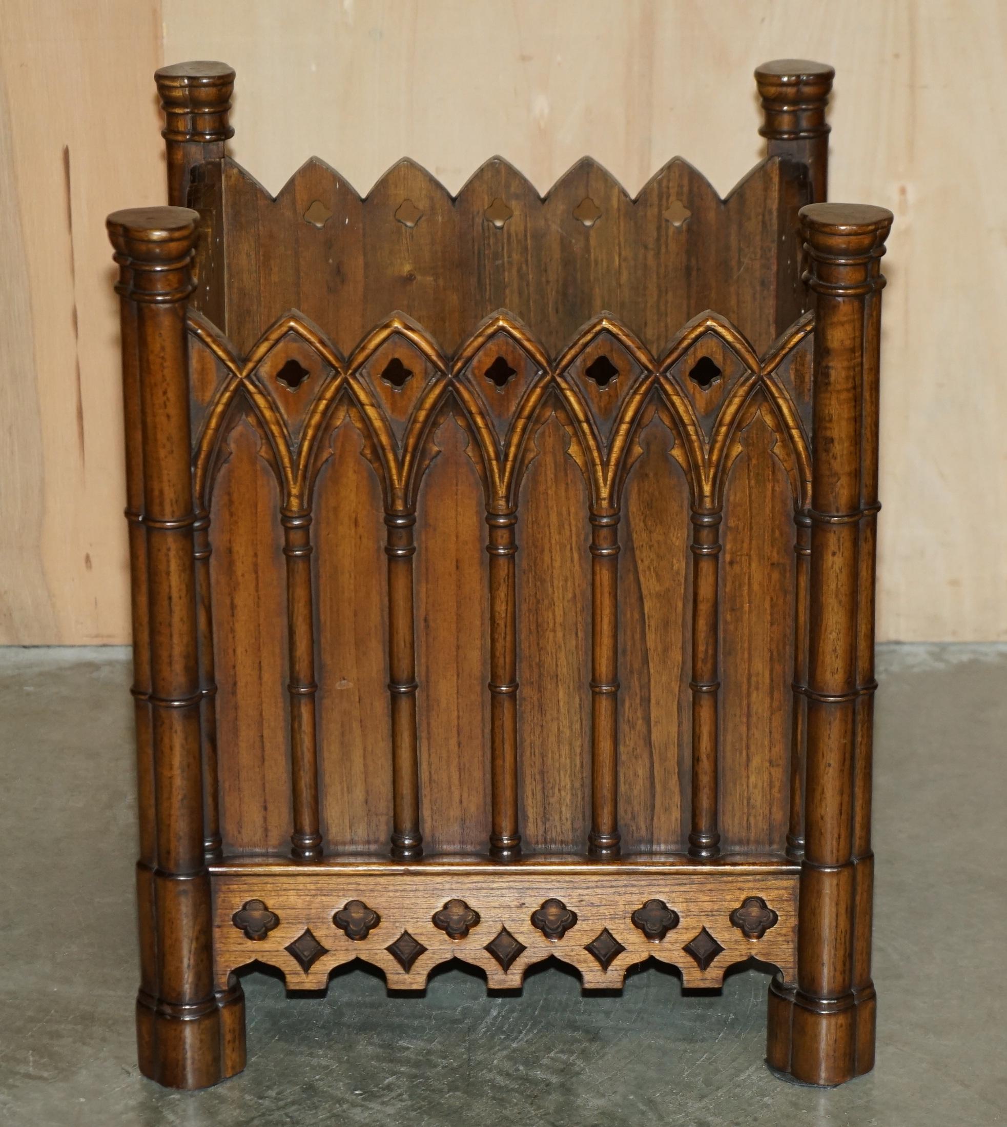 Gotico STUPENDO COPPIO DI FIORIERE GOTHIC REVIVAL EXTRA LARGE IN LEGNO INCISO A MANO 72X60CM in vendita