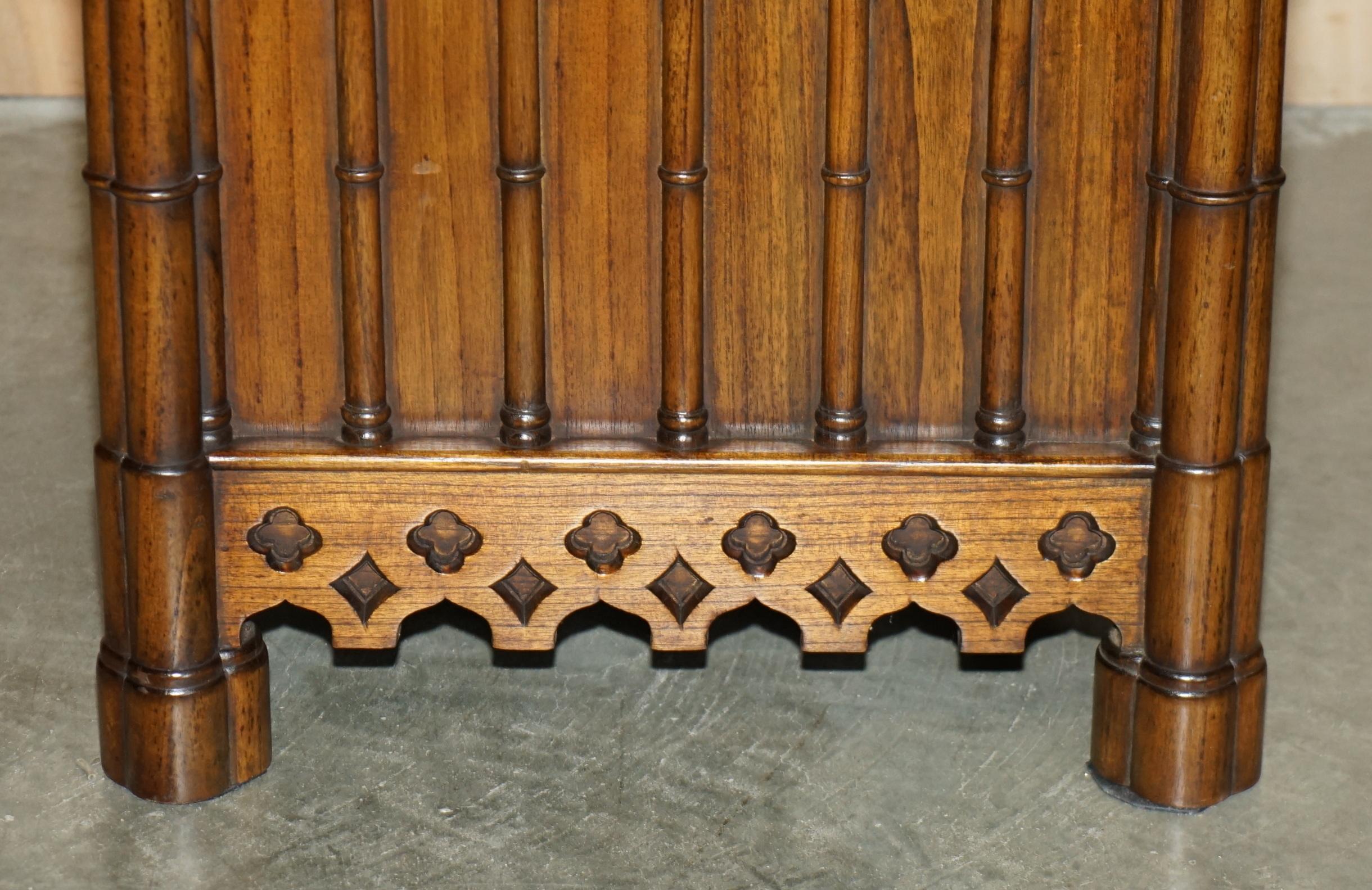 Fatto a mano STUPENDO COPPIO DI FIORIERE GOTHIC REVIVAL EXTRA LARGE IN LEGNO INCISO A MANO 72X60CM in vendita