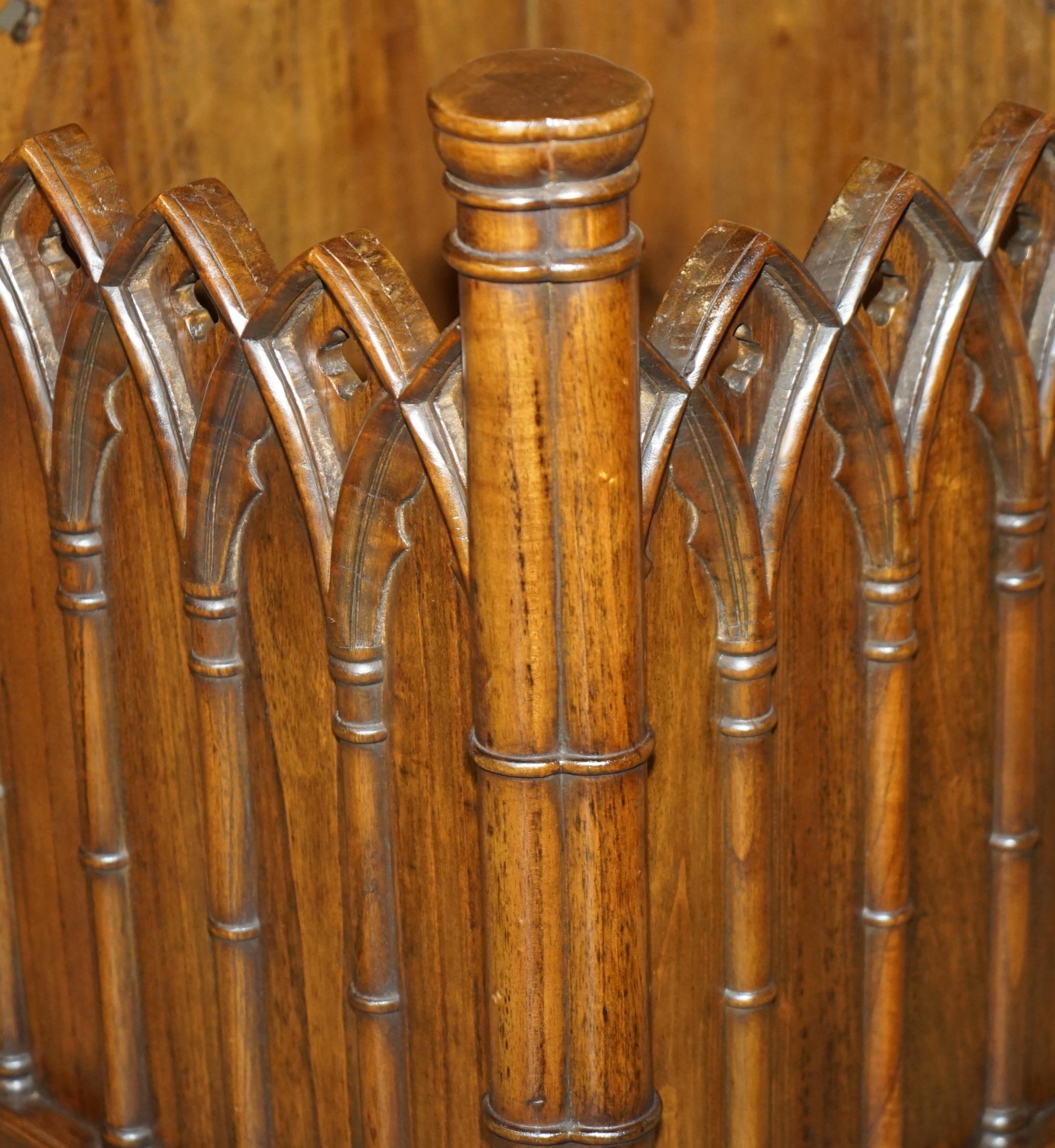 STUPENDO COPPIO DI FIORIERE GOTHIC REVIVAL EXTRA LARGE IN LEGNO INCISO A MANO 72X60CM In condizioni buone in vendita a West Sussex, Pulborough