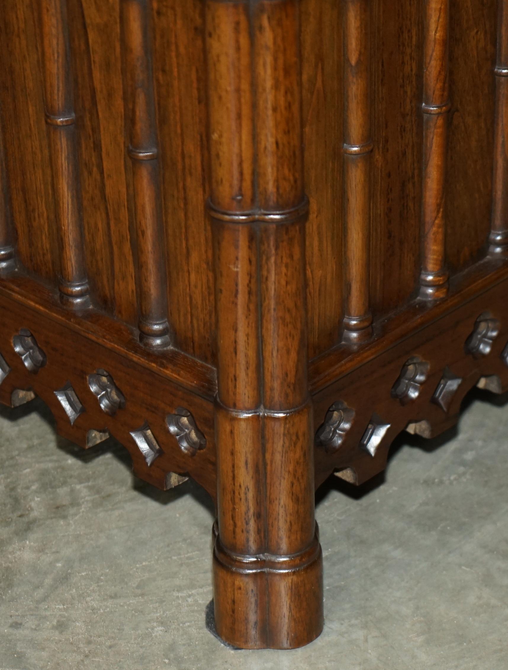XX secolo STUPENDO COPPIO DI FIORIERE GOTHIC REVIVAL EXTRA LARGE IN LEGNO INCISO A MANO 72X60CM in vendita