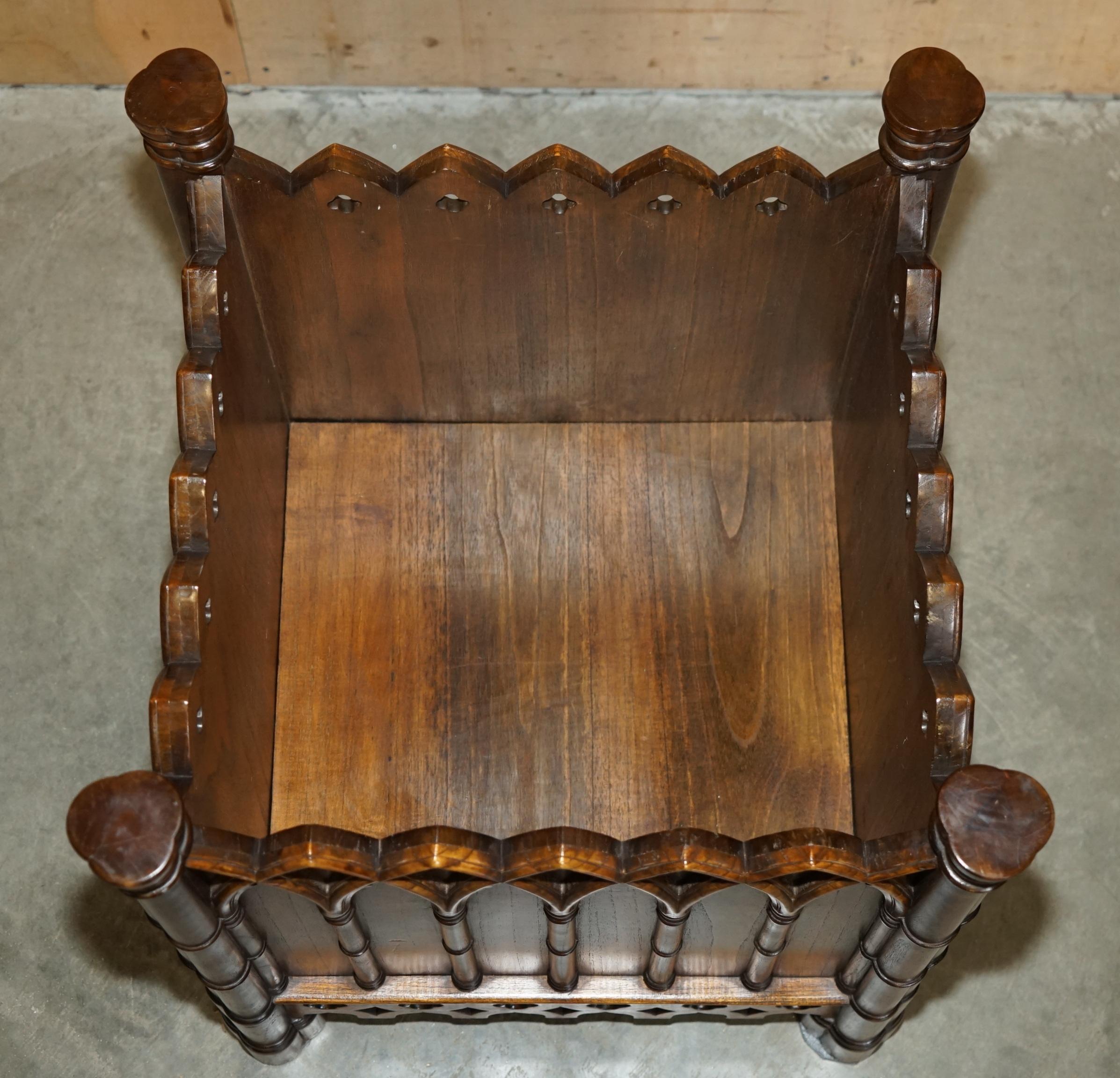 Legno massiccio STUPENDO COPPIO DI FIORIERE GOTHIC REVIVAL EXTRA LARGE IN LEGNO INCISO A MANO 72X60CM in vendita