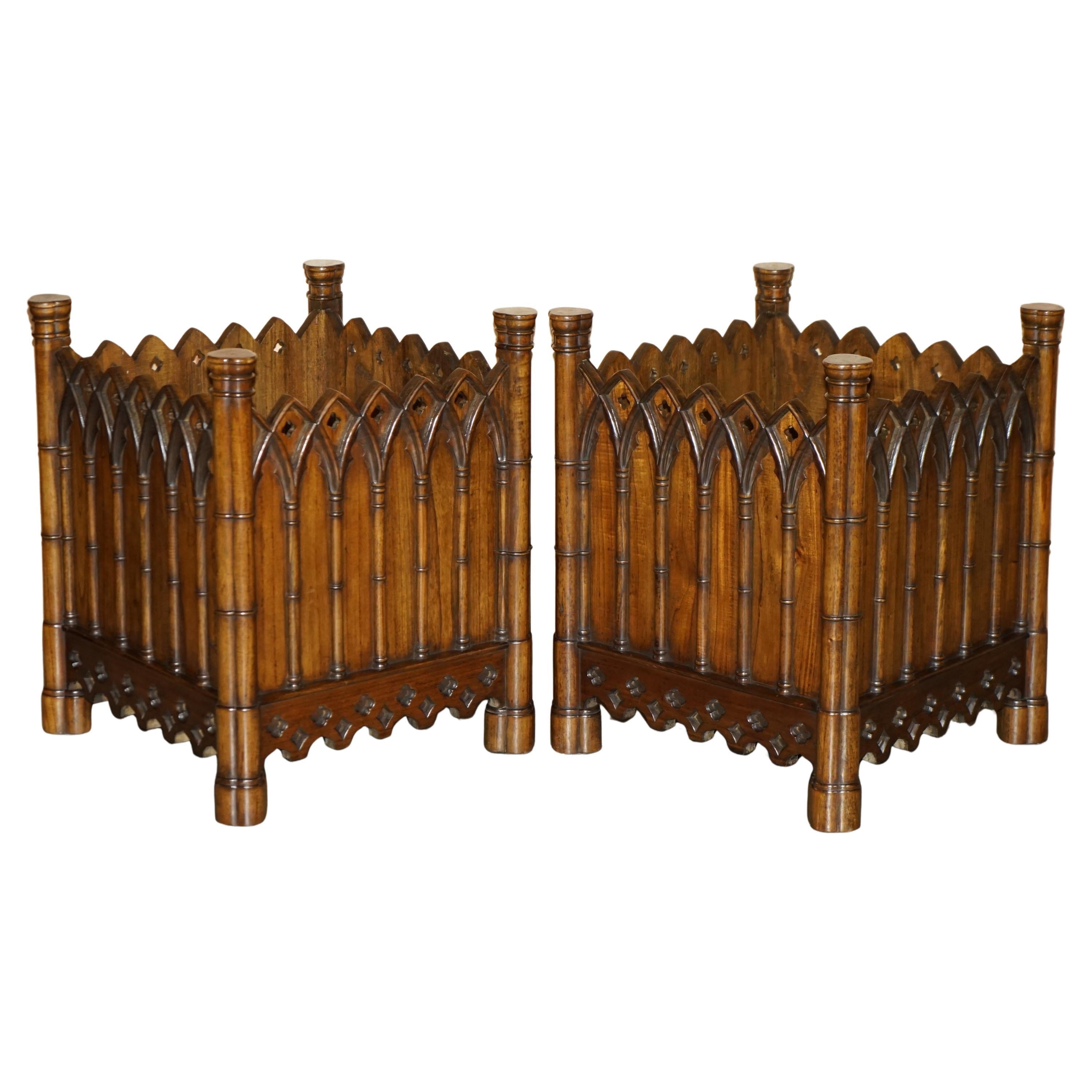 STUPENDO COPPIO DI FIORIERE GOTHIC REVIVAL EXTRA LARGE IN LEGNO INCISO A MANO 72X60CM in vendita