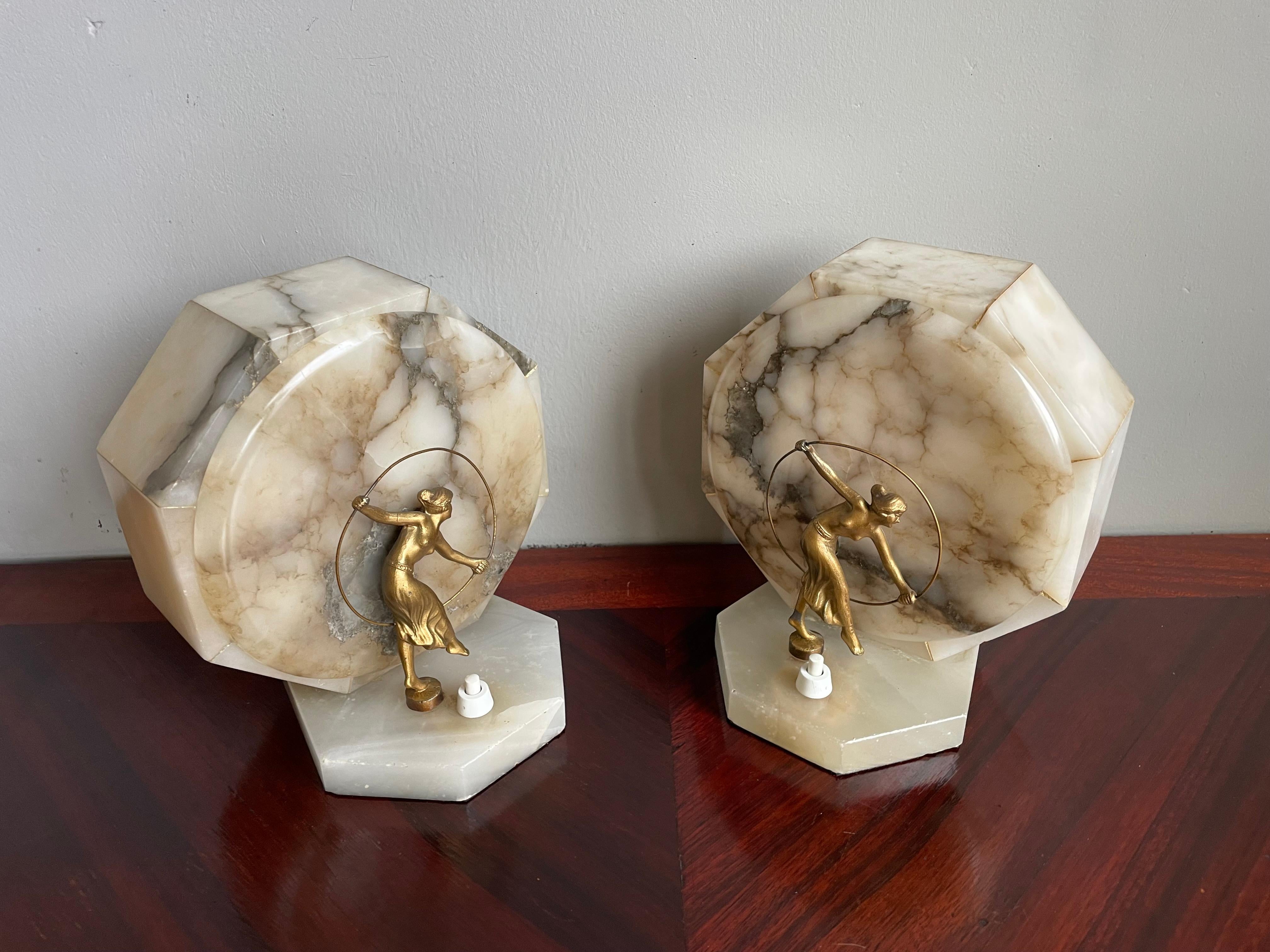 Superbe paire de lampes de table Art Déco en albâtre fabriquées à la main avec Danseurs de l'ère du jazz en vente 2