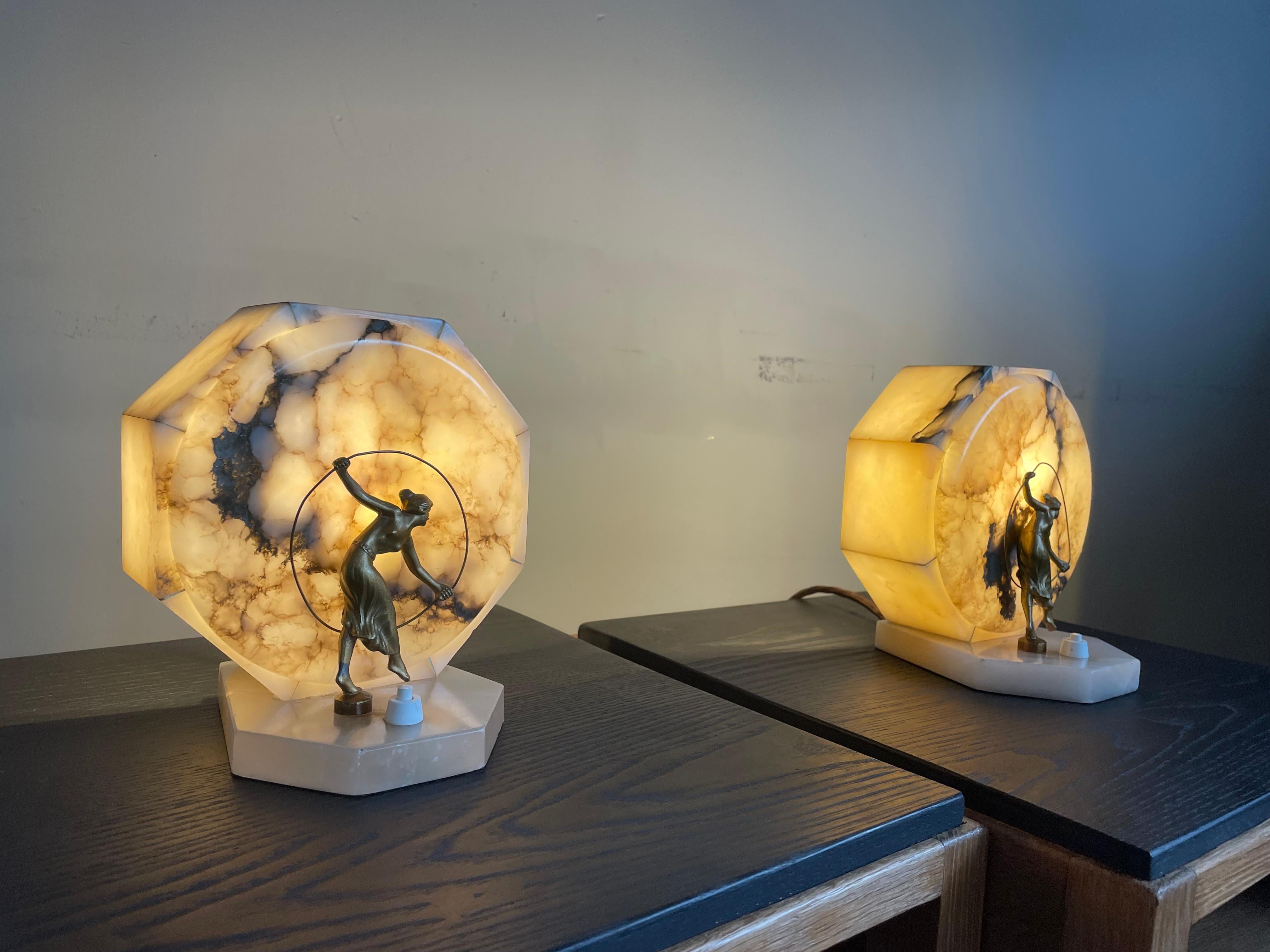 Superbe paire de lampes de table Art Déco en albâtre fabriquées à la main avec Danseurs de l'ère du jazz en vente 3
