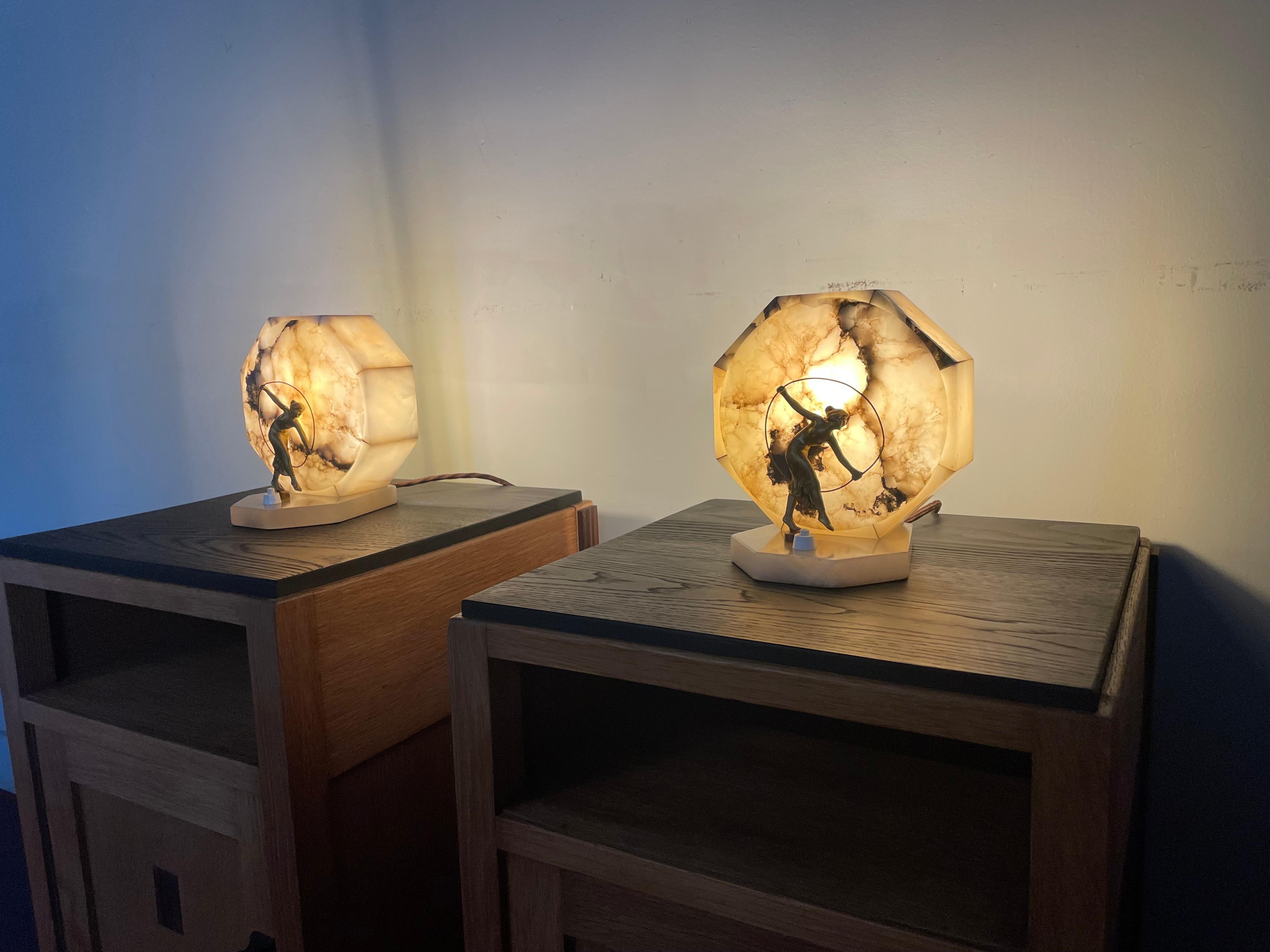 Français Superbe paire de lampes de table Art Déco en albâtre fabriquées à la main avec Danseurs de l'ère du jazz en vente