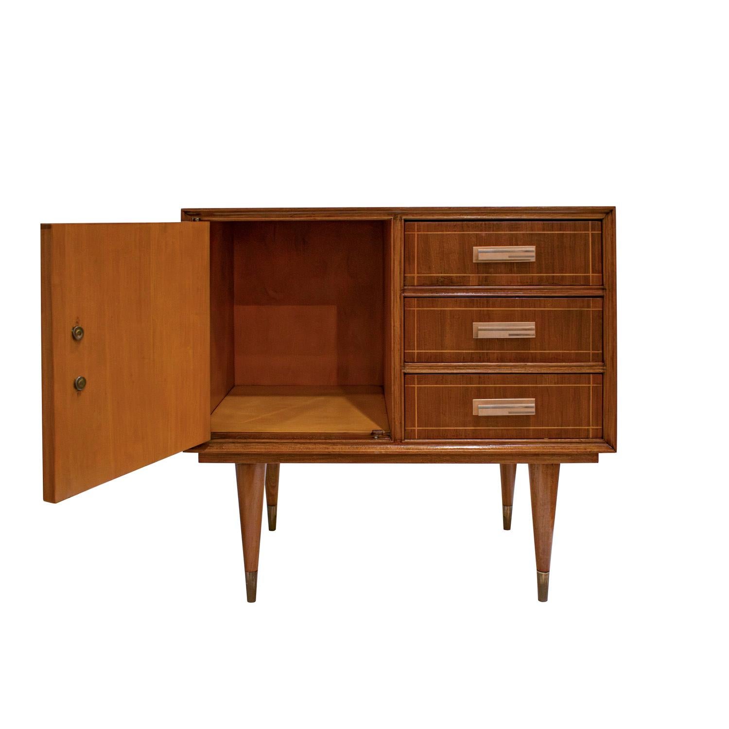 Hand-Crafted Stunning Pair of Italian Bedside Tables in Mahogany with Brass Accents 1950s For Sale