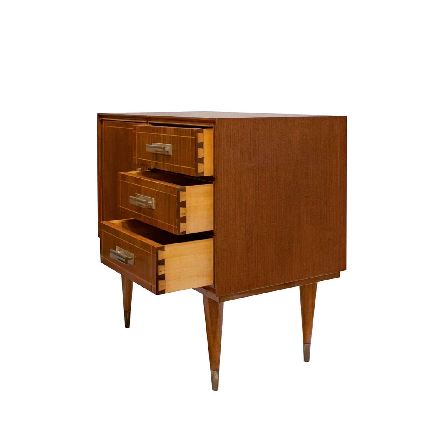 Stunning Pair of Italian Bedside Tables in Mahogany with Brass Accents 1950s In Excellent Condition For Sale In New York, NY