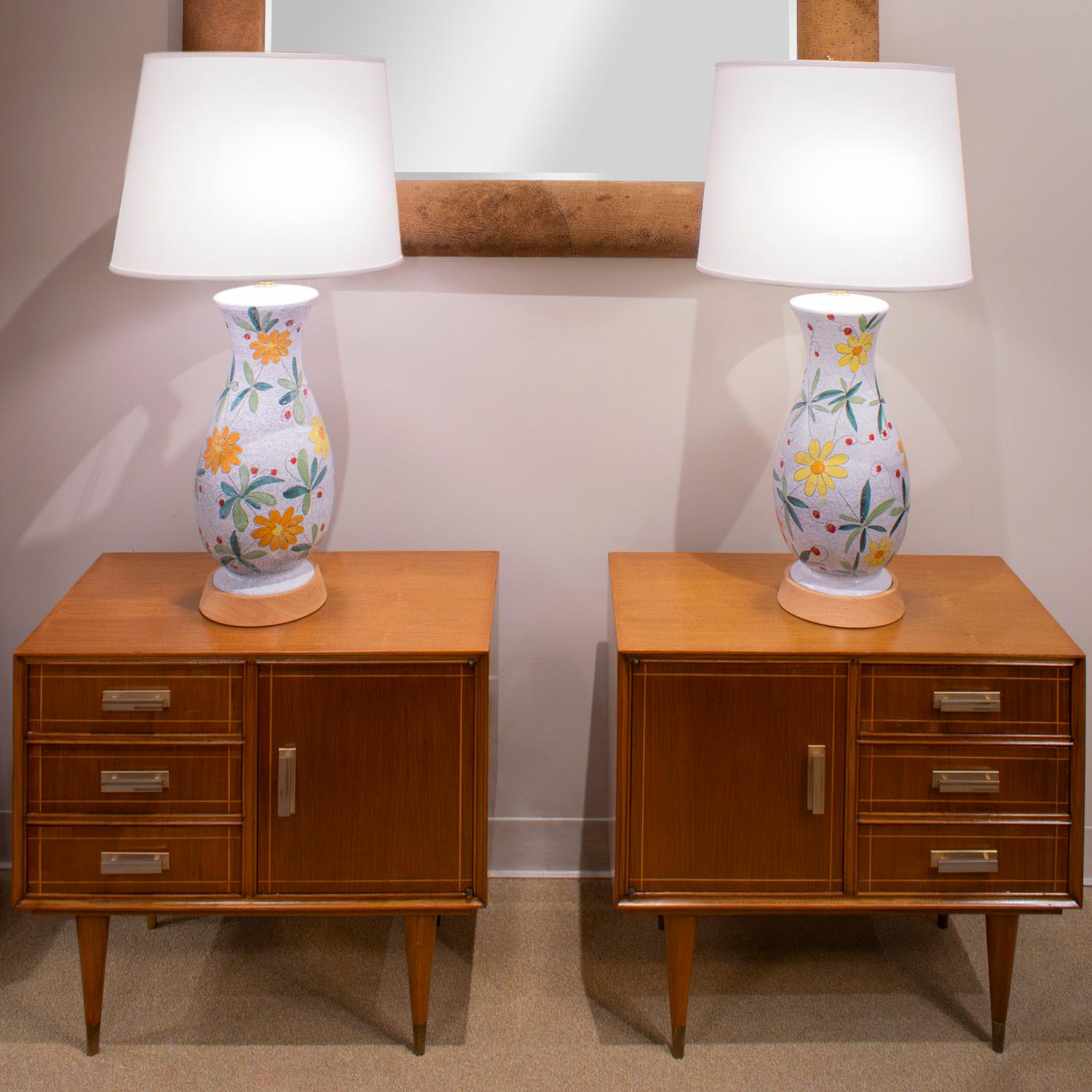 Stunning Pair of Italian Bedside Tables in Mahogany with Brass Accents 1950s For Sale 1