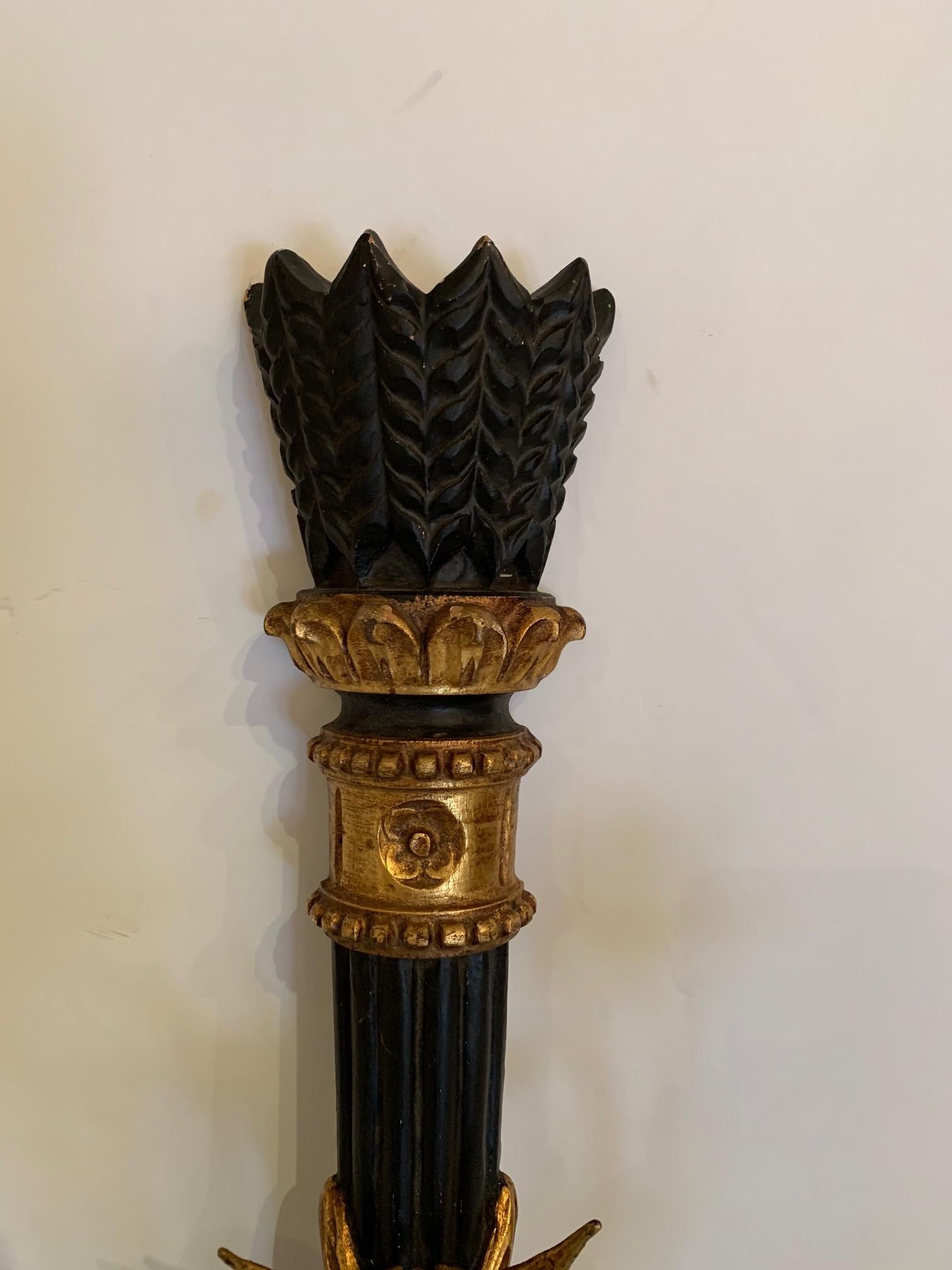 Atemberaubendes Paar italienischer schwarzer und goldener Wandleuchter im neoklassischen Stil (Italienisch) im Angebot
