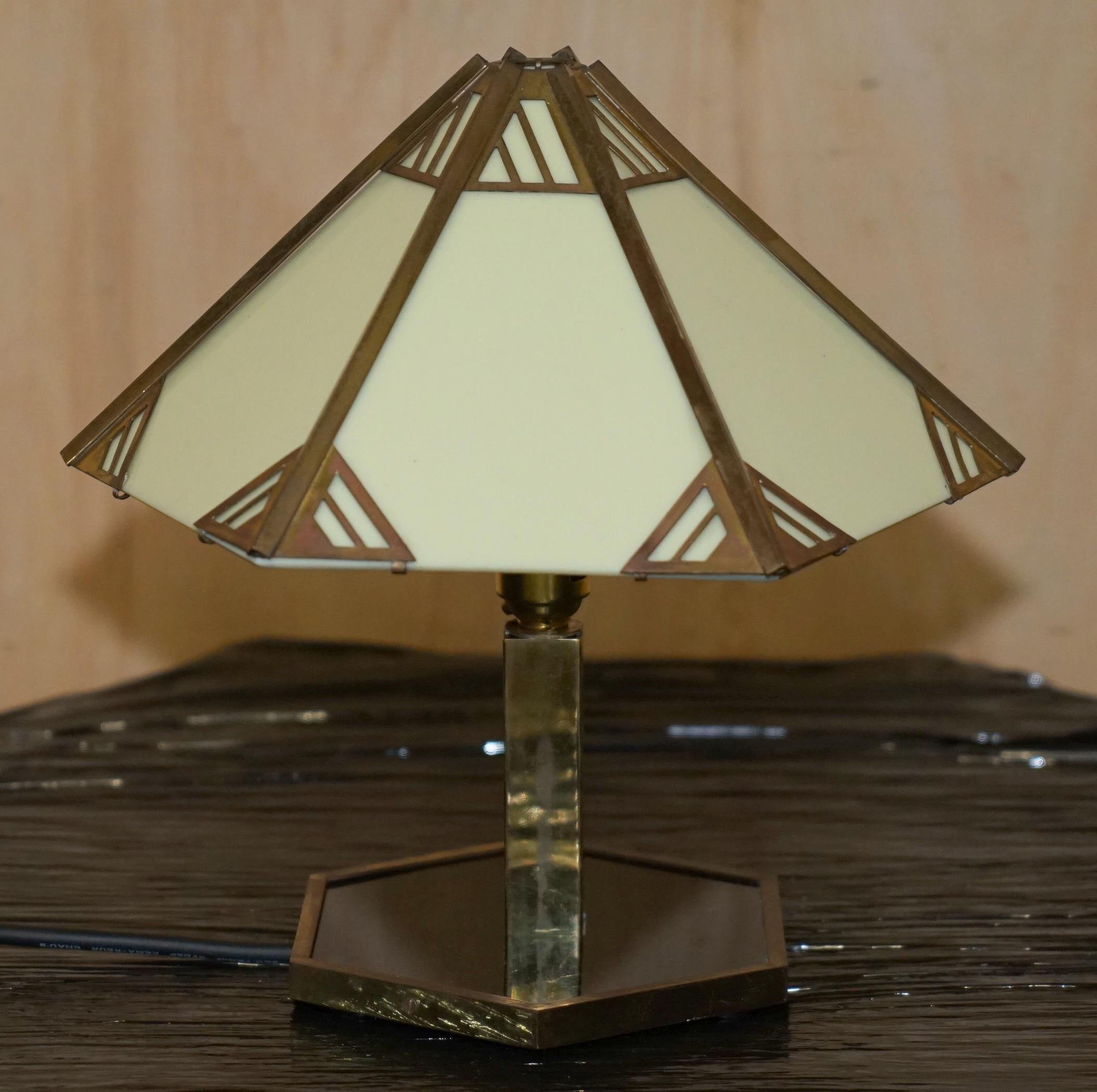 STUNNING PAIR OF ITALIAN CIRCA 1930'S BRASS & LUCITE TABLE LAMPS FULLY RESTOREd For Sale 5