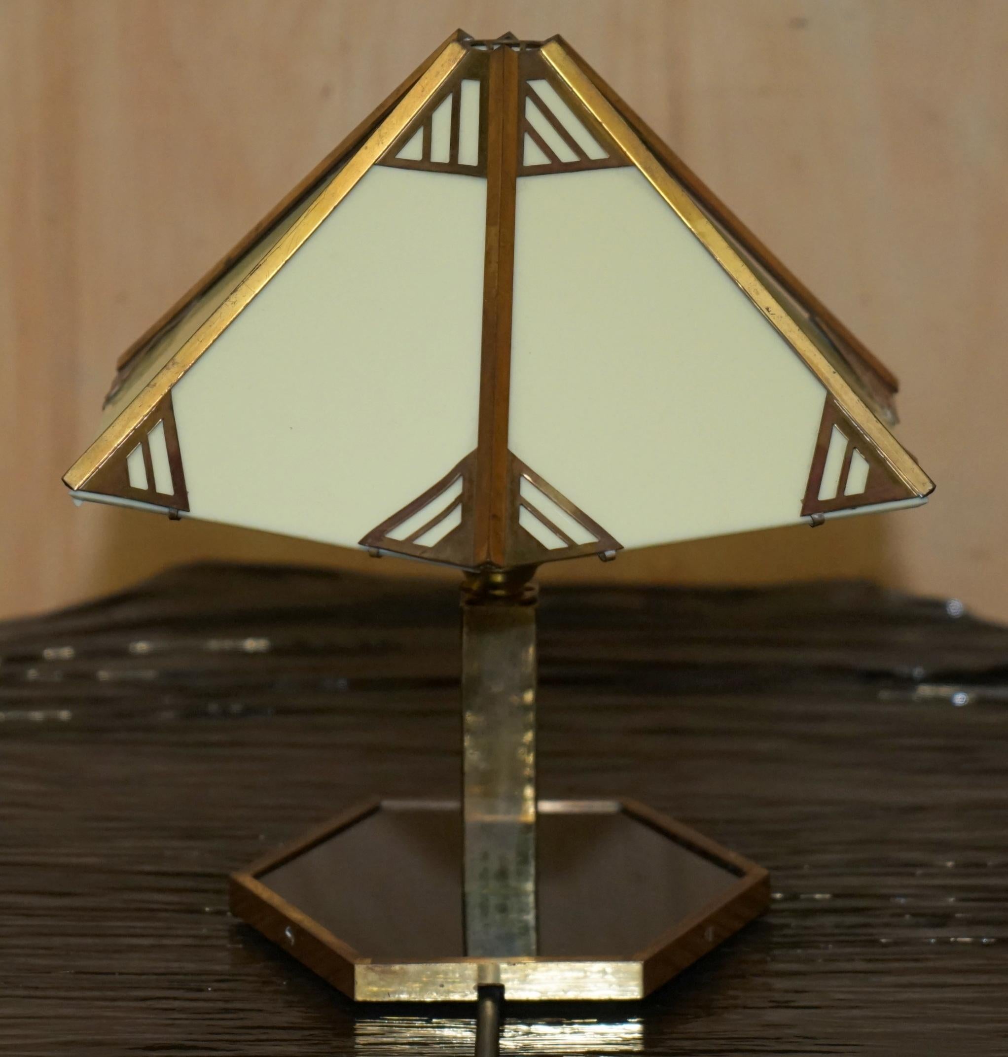 STUNNING PAIR OF ITALIAN CIRCA 1930'S BRASS & LUCITE TABLE LAMPS FULLY RESTOREd For Sale 6