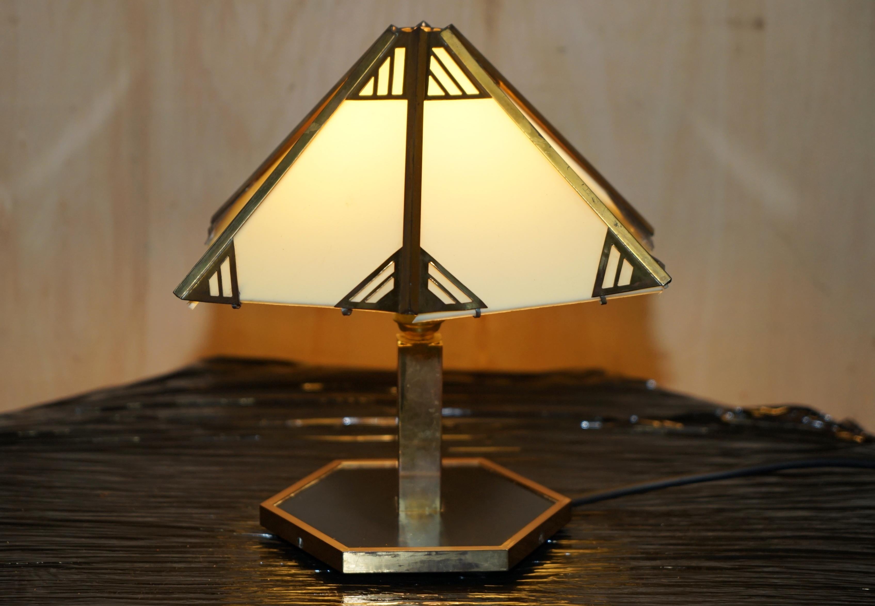 STUNNING PAIR OF ITALIAN CIRCA 1930'S BRASS & LUCITE TABLE LAMPS FULLY RESTOREd For Sale 9