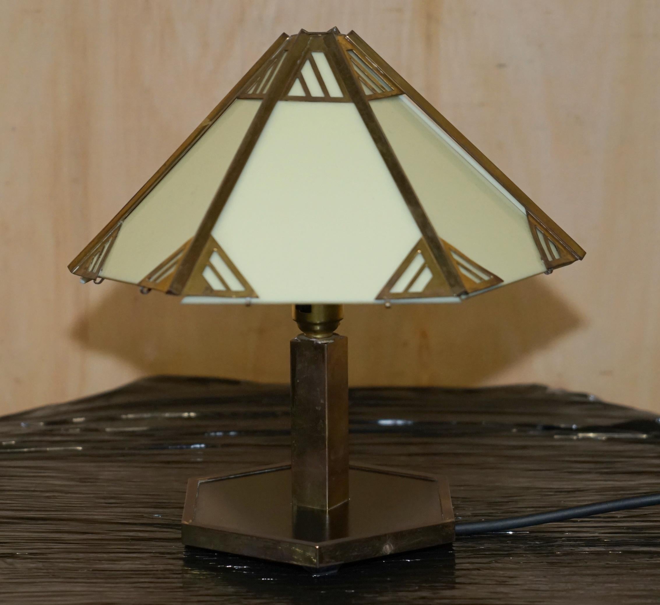 STUNNING PAIR OF ITALIAN CIRCA 1930'S BRASS & LUCITE TABLE LAMPS FULLY RESTOREd For Sale 13