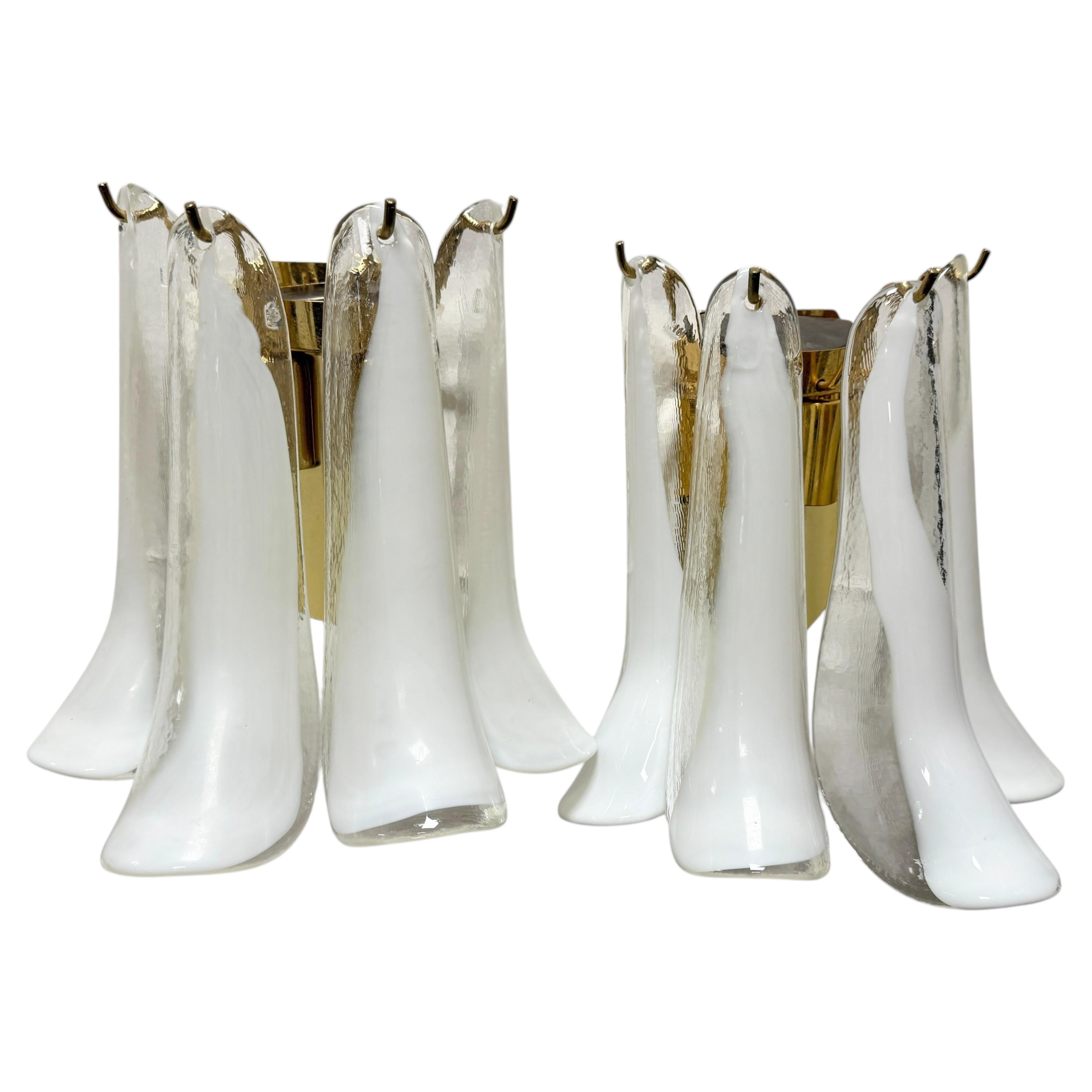 Impresionante Pareja de Apliques Italianos de Murano Pétalos Latón y Cristal Blanco Transparente