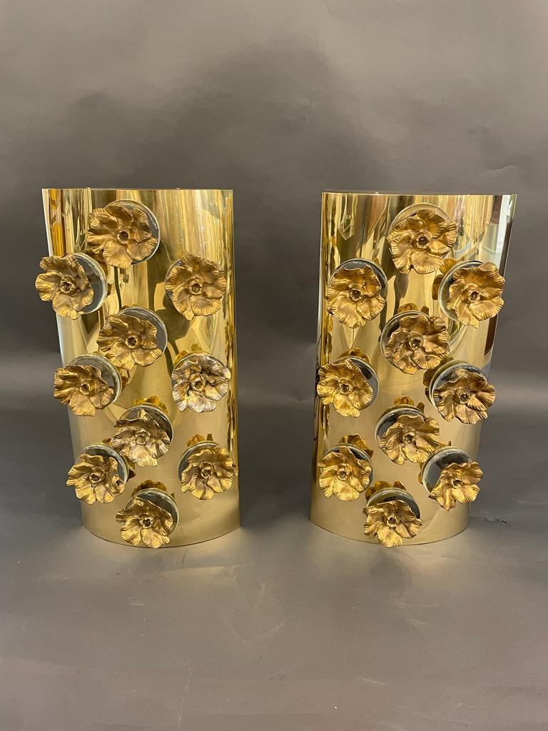 Italian wall lights in brass with bronze decorations flowers shaped. 

Two pairs available.