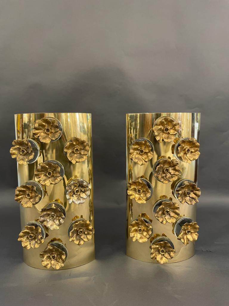 Hollywood Regency Stunning Pair of Italian Wall Lights in Brass with Bronze Decorations For Sale