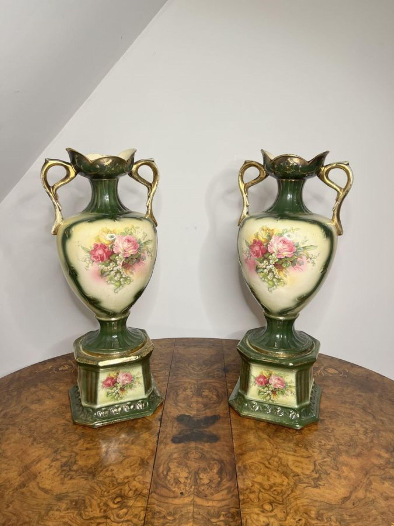 Atemberaubendes Paar großer antiker viktorianischer Vasen  (Keramik) im Angebot