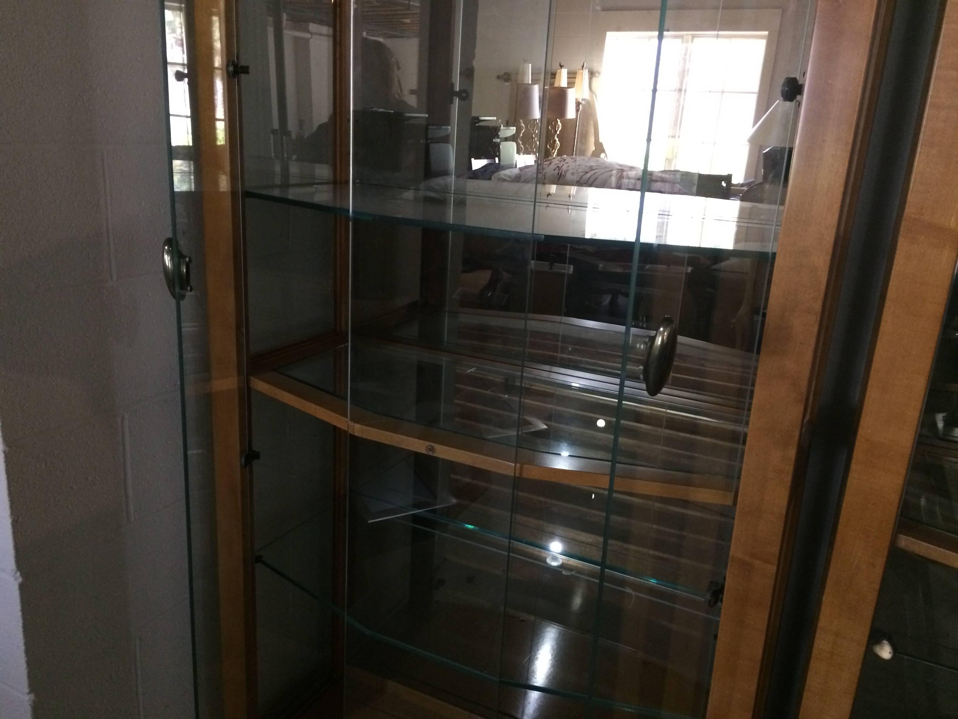 Stunning Pair of Large Glass and Maple Henredon Curio Cabinets In Excellent Condition In Hopewell, NJ