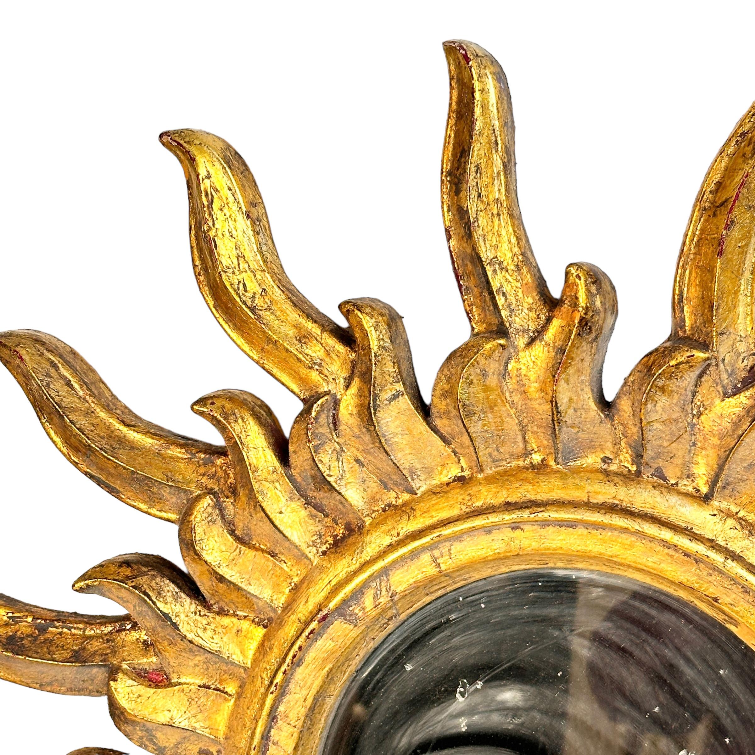 Stupéfiante paire de grands miroirs en étoile en bois doré, Italie, vers les années 1950. en vente 8