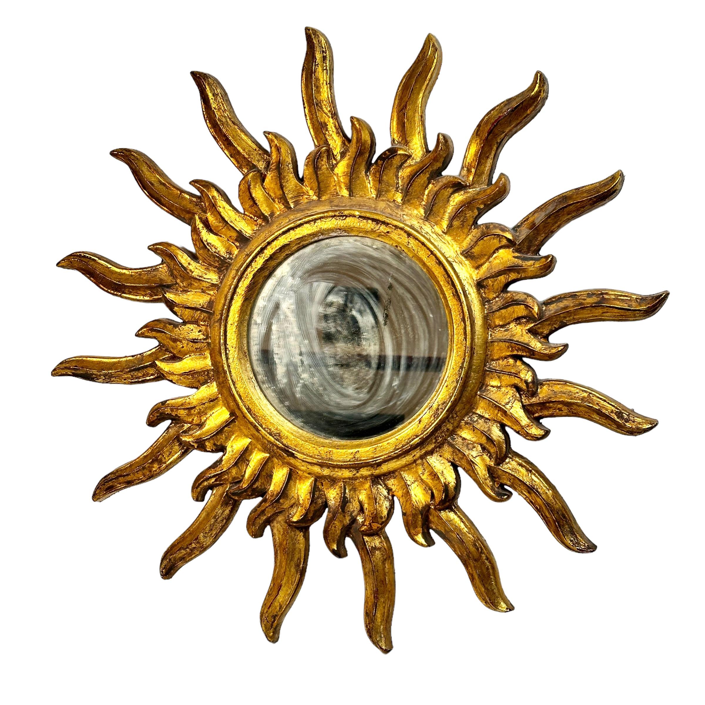 Un ensemble de deux magnifiques miroirs en forme de soleil ou d'étoile. Fabriqué en bois doré. Chaque pièce mesure environ 25,75 pouces de diamètre. Le miroir lui-même a un diamètre d'environ 8,5 pouces. Il se trouve à environ 1.75