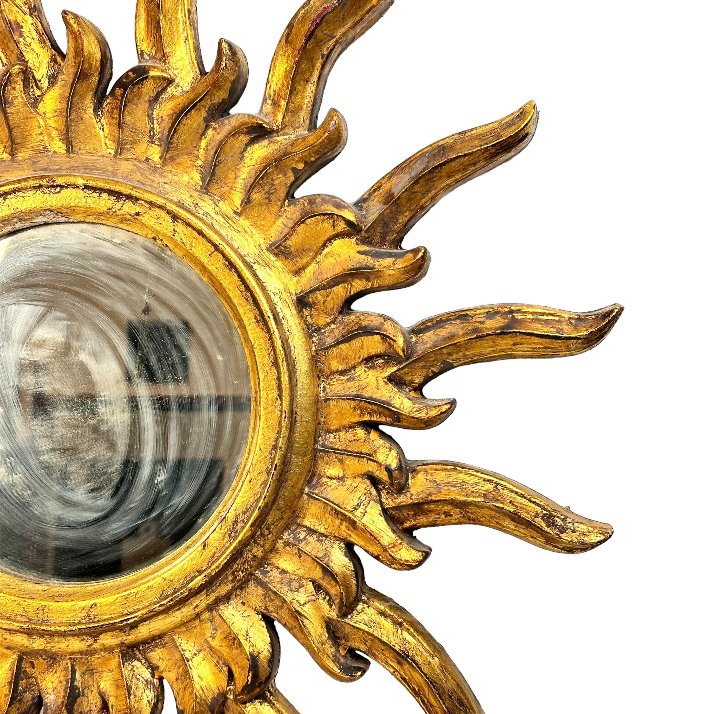 italien Stupéfiante paire de grands miroirs en étoile en bois doré, Italie, vers les années 1950. en vente