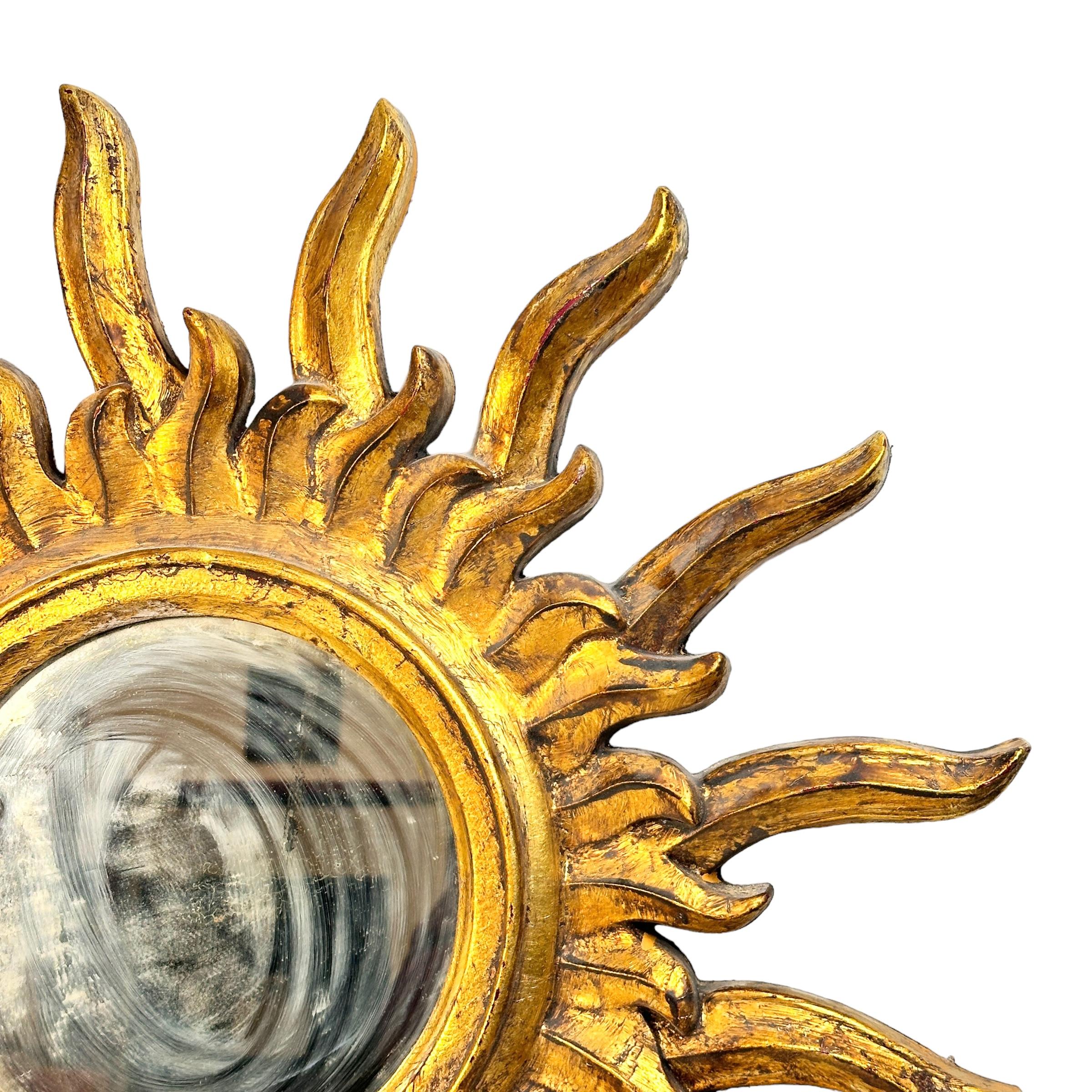 Doré Stupéfiante paire de grands miroirs en étoile en bois doré, Italie, vers les années 1950. en vente