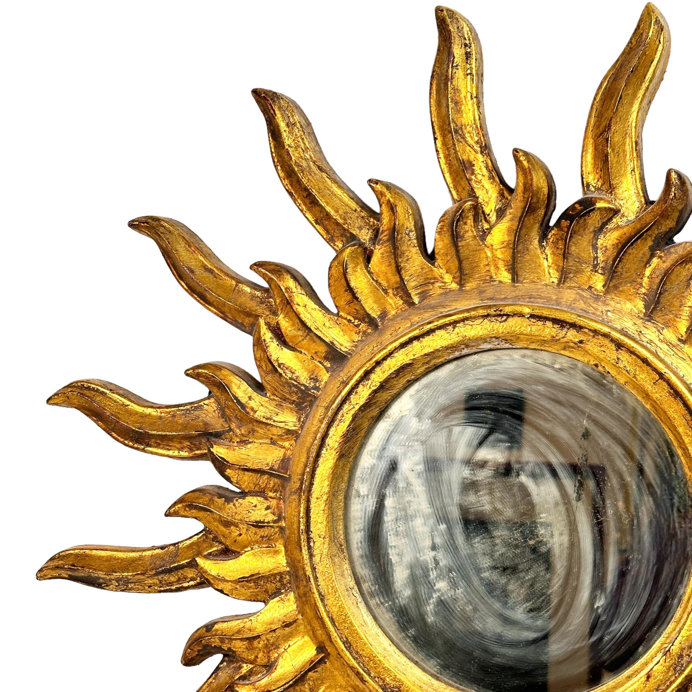 Milieu du XXe siècle Stupéfiante paire de grands miroirs en étoile en bois doré, Italie, vers les années 1950. en vente