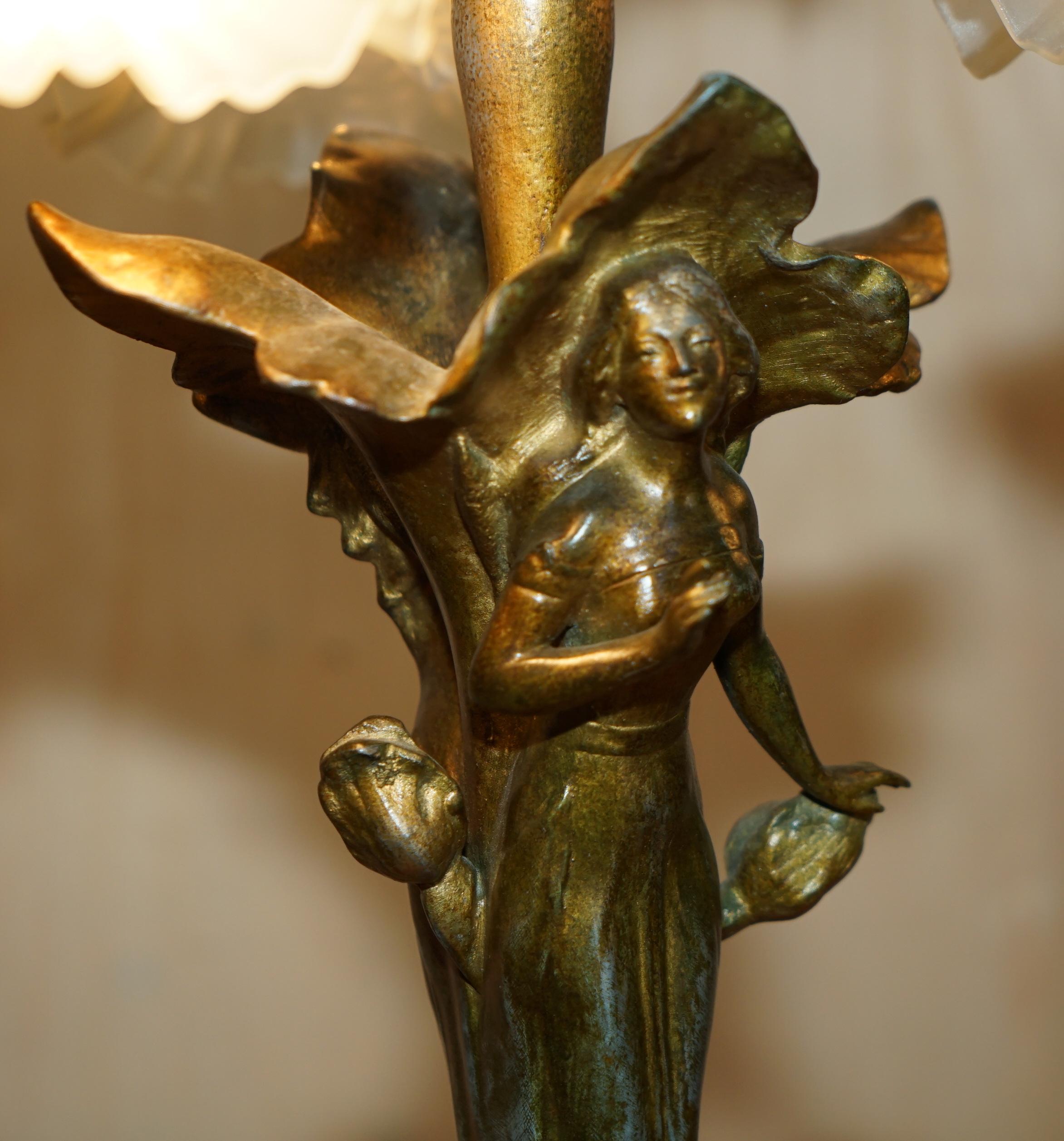 Effet bronze Paire de grands lampadaires de style ViNTAGE ART NOUVEAU BRONZED THREE BRANCH TABLE en vente