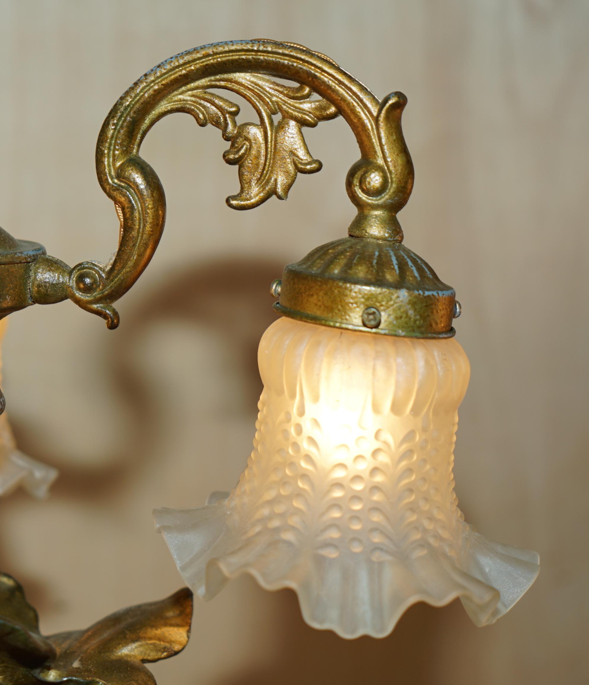 Paire de grands lampadaires de style ViNTAGE ART NOUVEAU BRONZED THREE BRANCH TABLE en vente 1