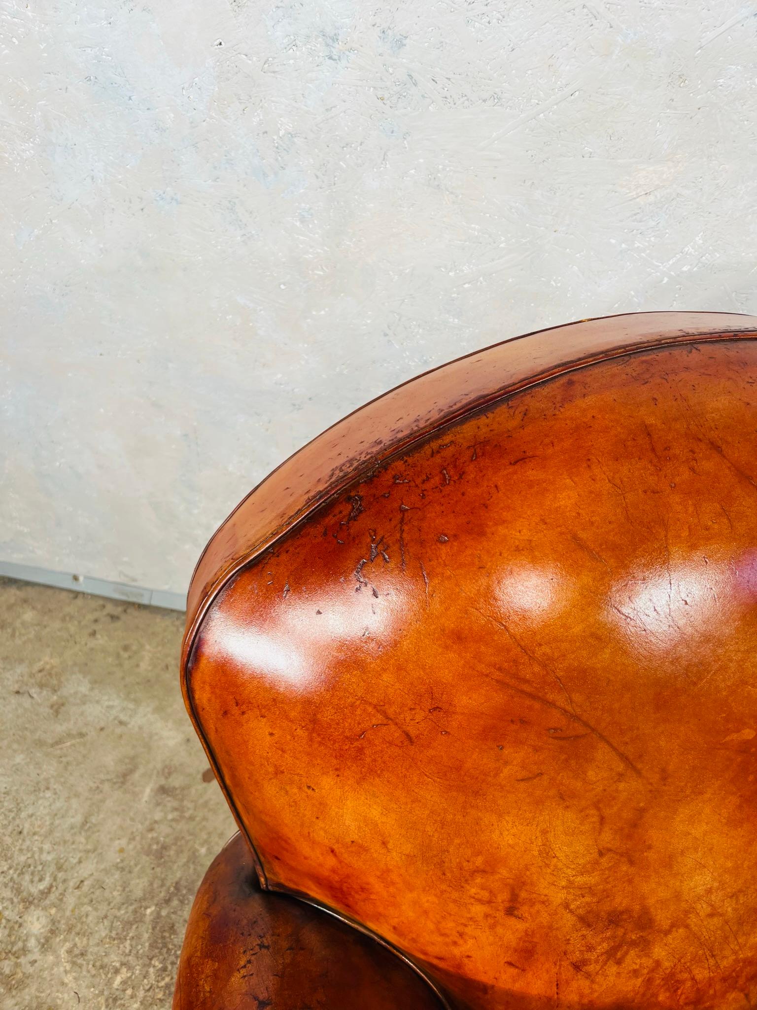 Superbe paire de fauteuils club français en cuir patiné cognac #713, années 1930 en vente 4