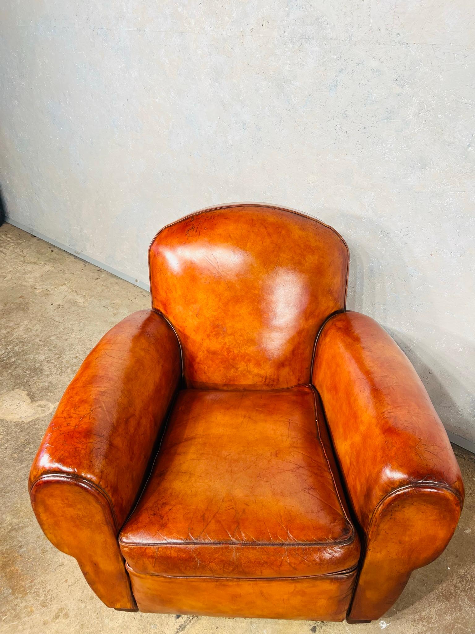 Superbe paire de fauteuils club français en cuir patiné cognac #713, années 1930 en vente 7