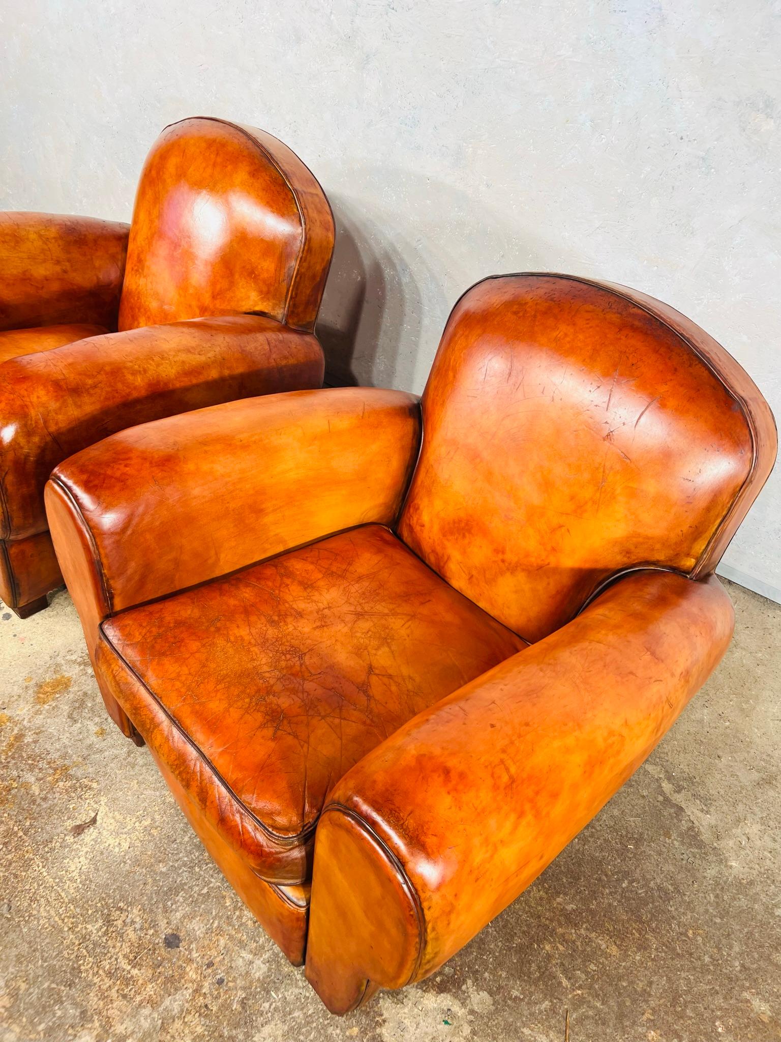 Superbe paire de fauteuils club français en cuir patiné cognac #713, années 1930 en vente 12