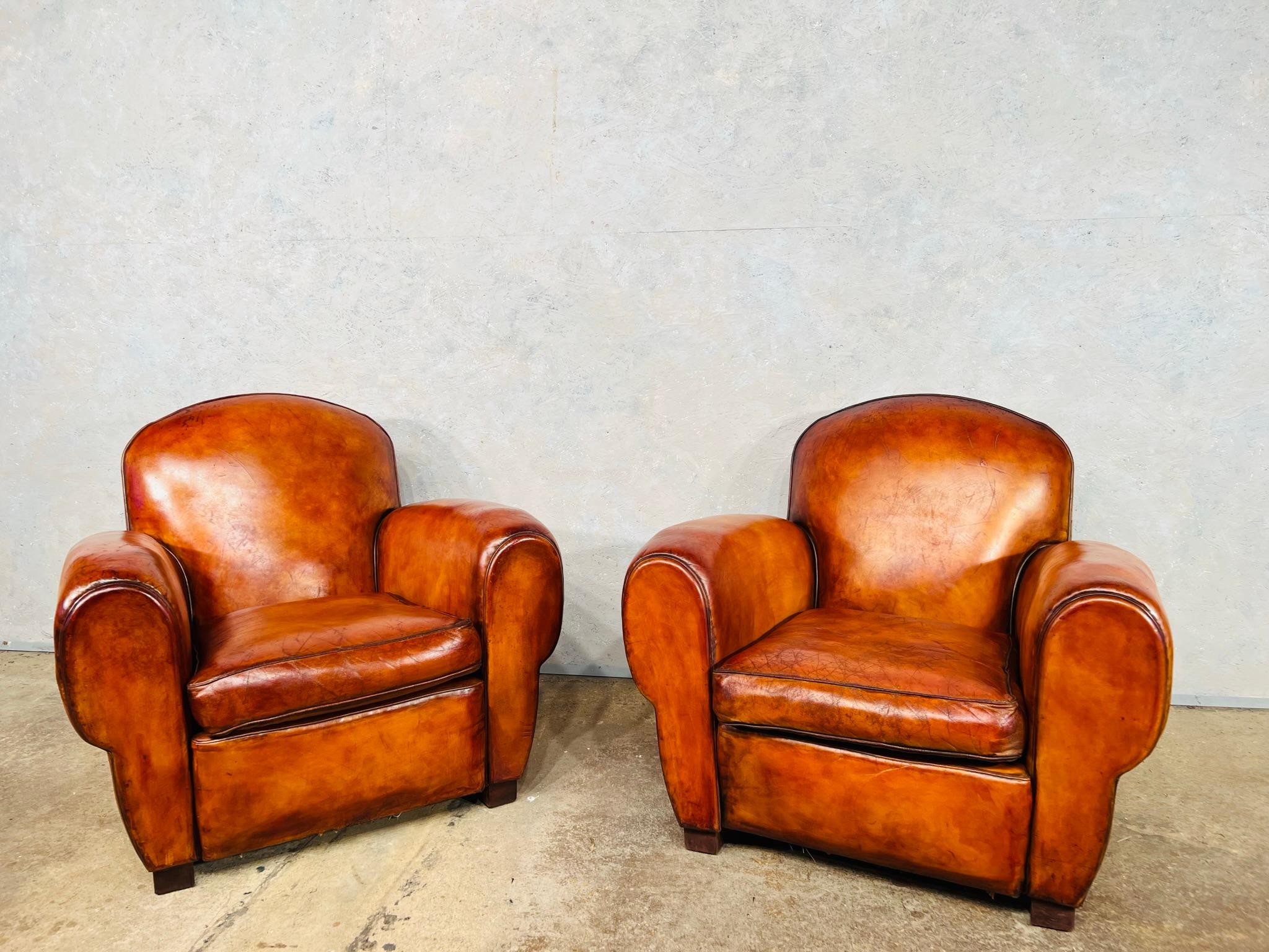 Superbe paire de fauteuils club français en cuir patiné cognac #713, années 1930 Bon état - En vente à Lewes, GB