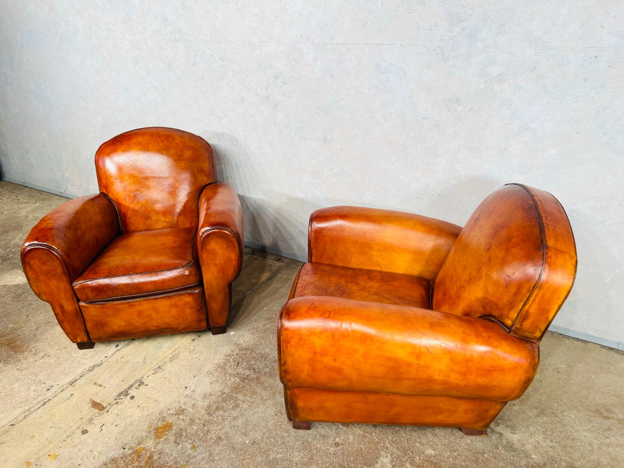 Superbe paire de fauteuils club français en cuir patiné cognac #713, années 1930 en vente 1
