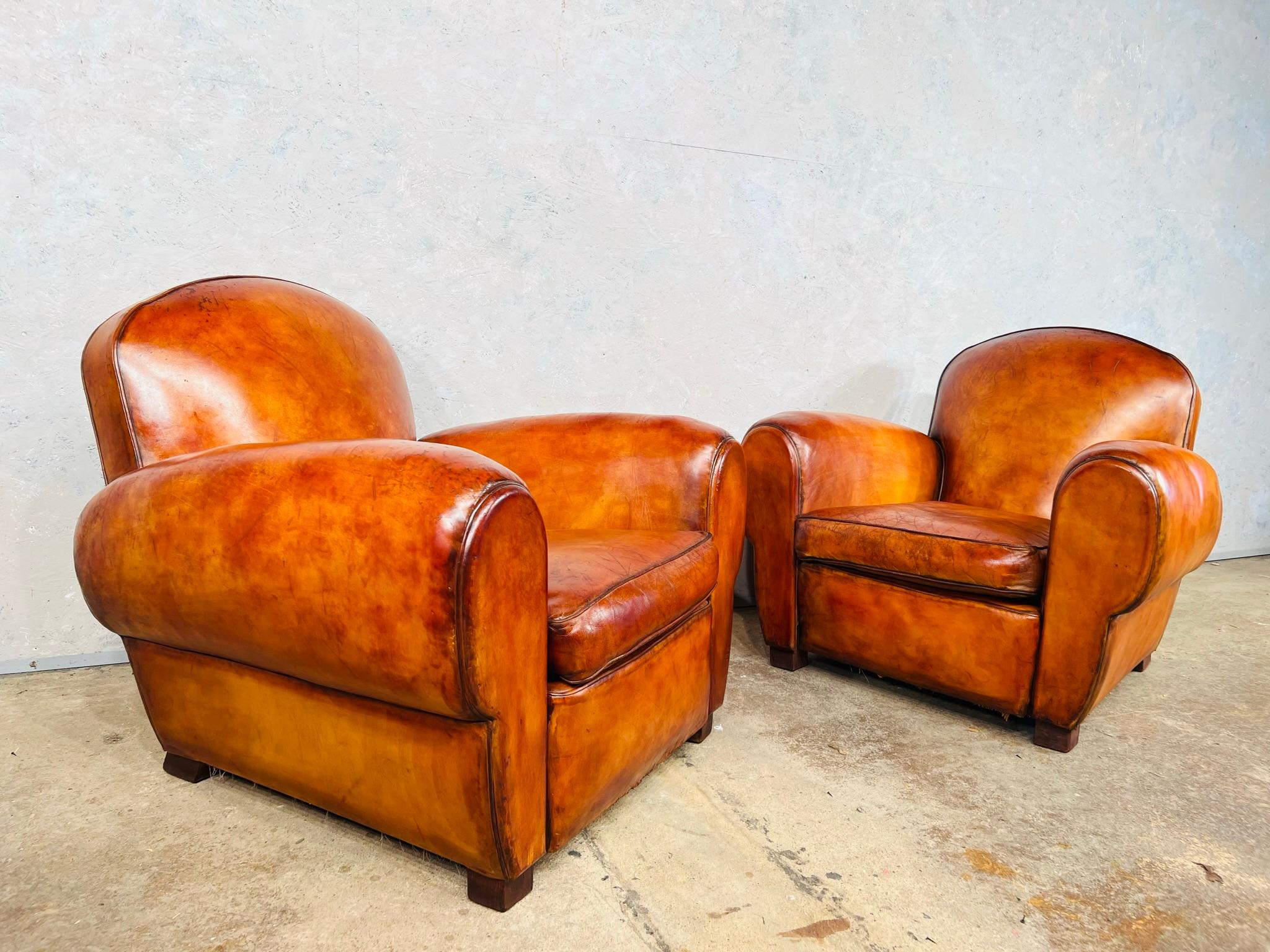 Superbe paire de fauteuils club français en cuir patiné cognac #713, années 1930 en vente 2