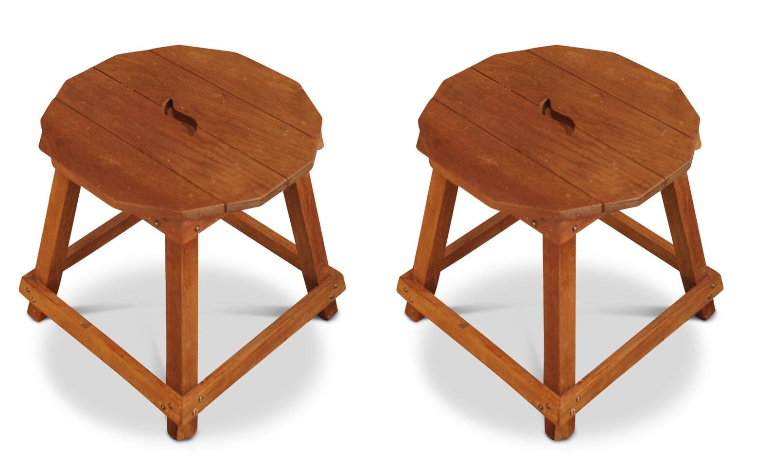 Splendida coppia di sgabelli Liberty of London abbinati in stile Arts And Crafts Primitive Oak con maniglia per il trasporto della seduta. Primi anni del 1900

