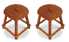 Stupefacente coppia di sgabelli Liberty of London abbinati in stile Arts And Crafts Primitive Oak