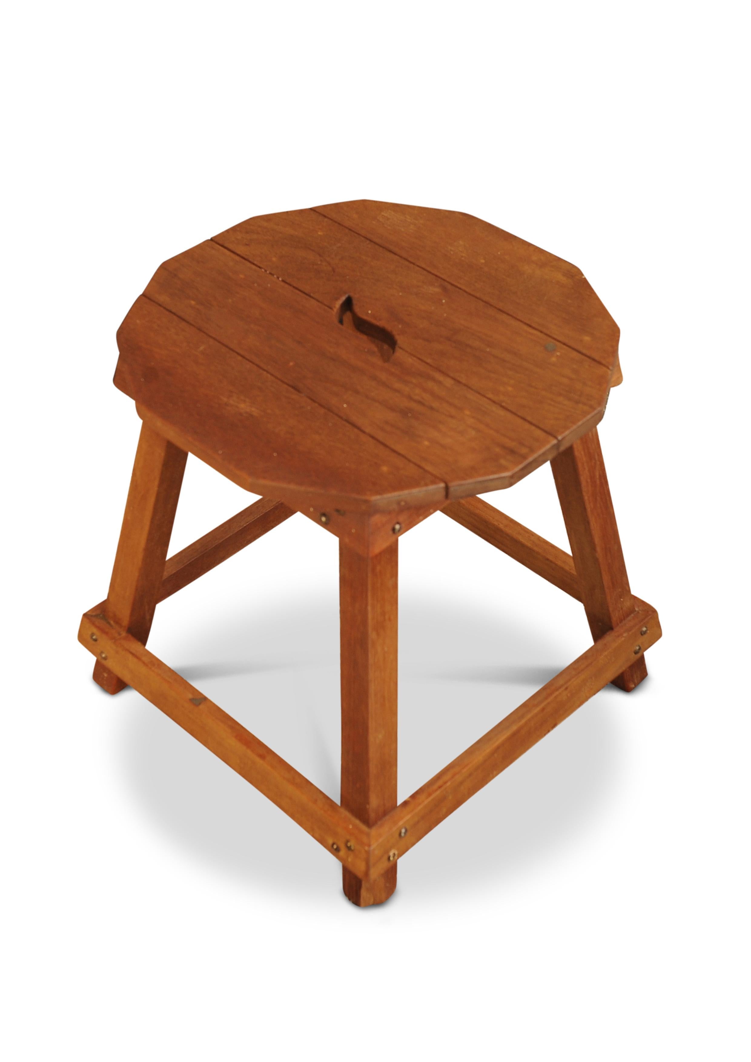 Arts and Crafts Stupefacente coppia di sgabelli Liberty of London abbinati in stile Arts And Crafts Primitive Oak in vendita