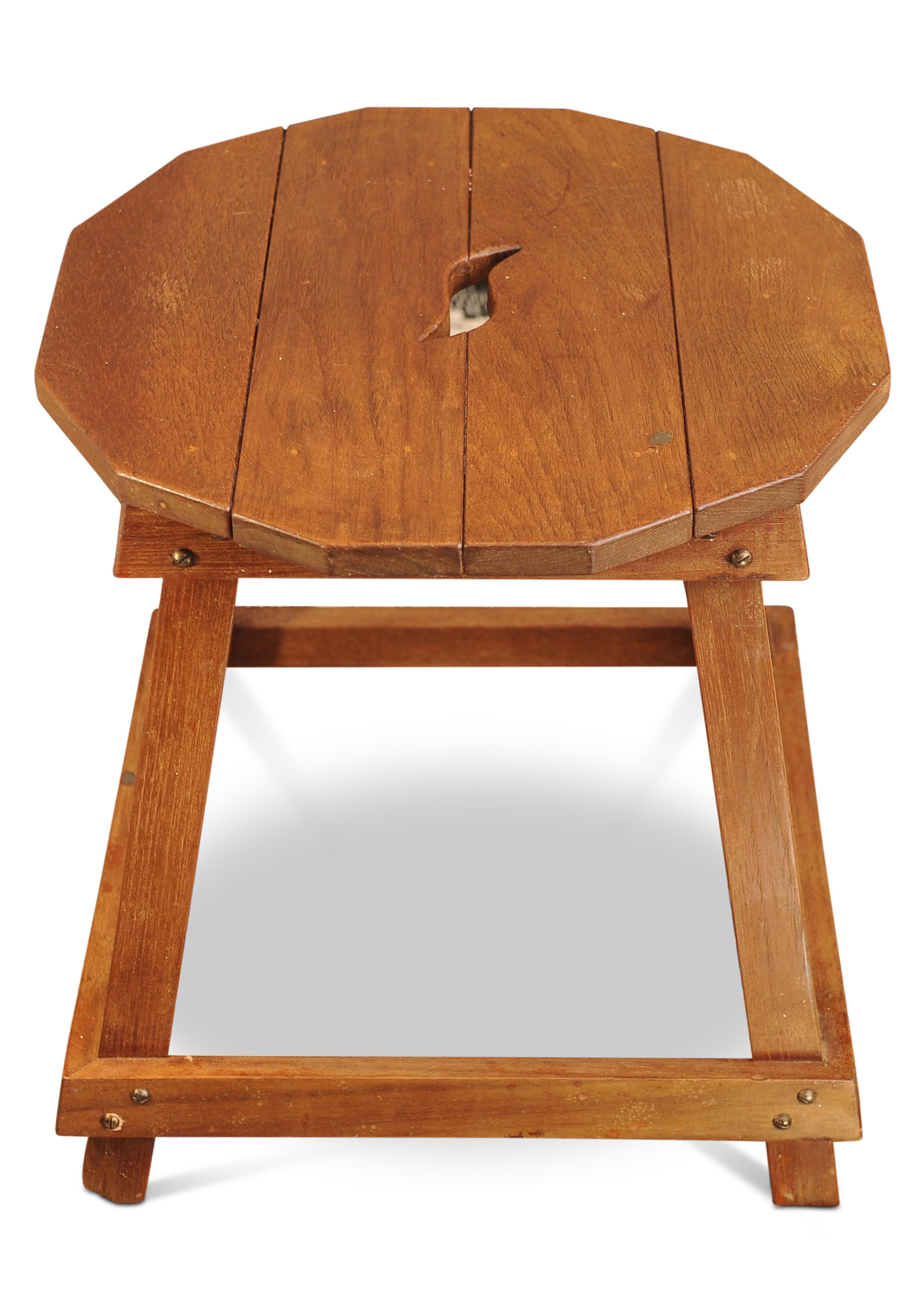 Britannico Stupefacente coppia di sgabelli Liberty of London abbinati in stile Arts And Crafts Primitive Oak in vendita