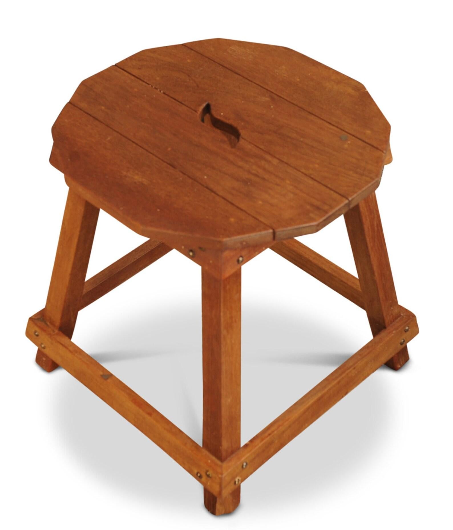 Stupefacente coppia di sgabelli Liberty of London abbinati in stile Arts And Crafts Primitive Oak In condizioni buone in vendita a Reading, Berkshire