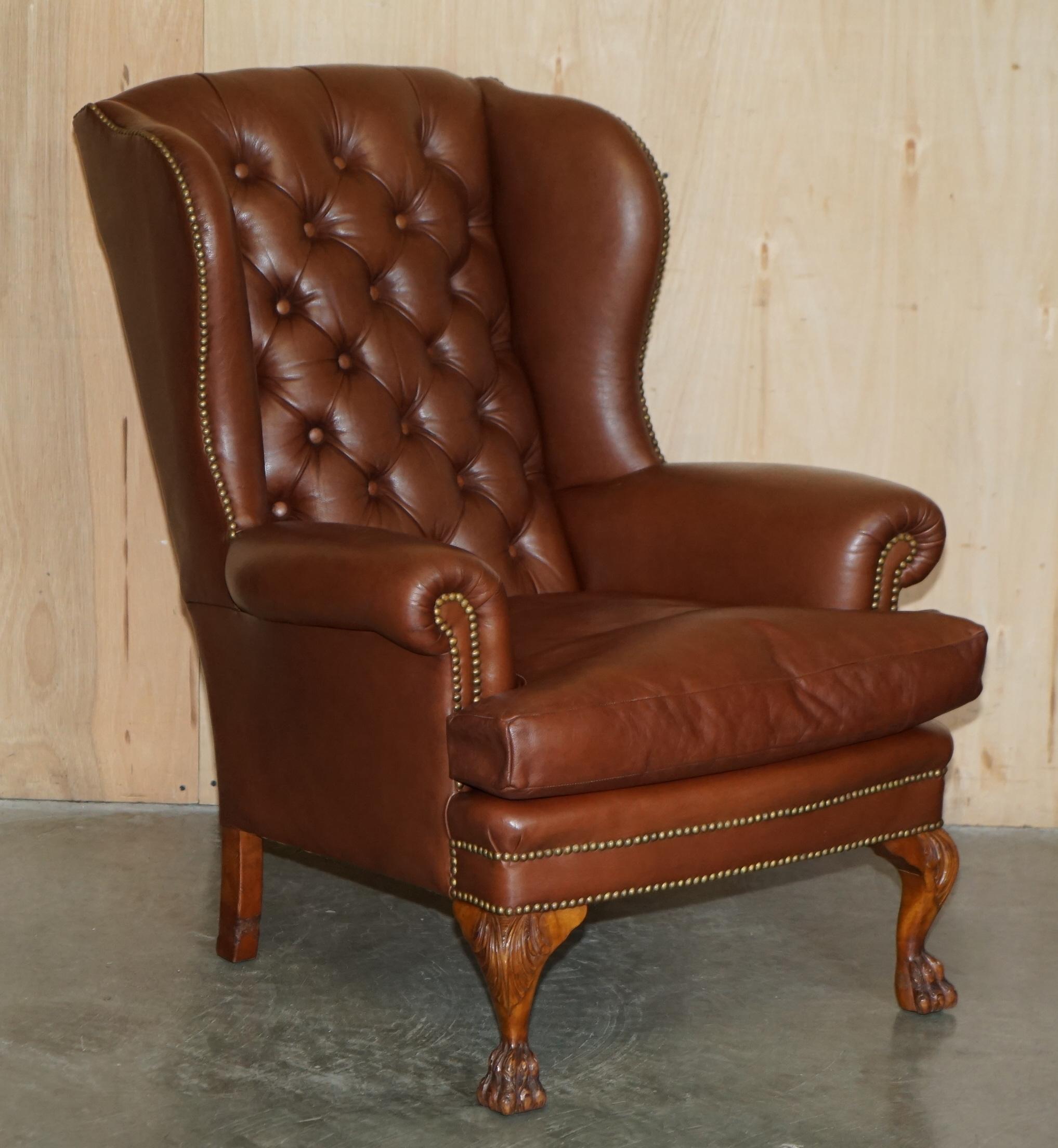 Chesterfield PIRE DE PIÈCES DE PIÈCES DE LION CHESTERFIELD TUFTED WINGBACK ARMCHAIRS en vente