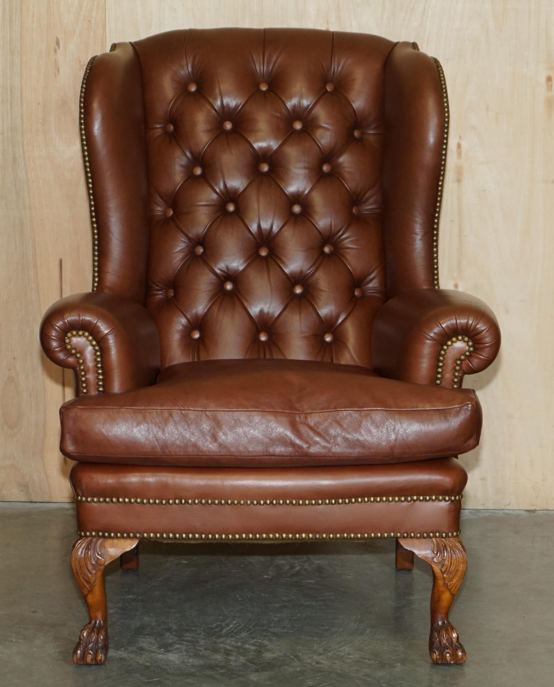 Anglais PIRE DE PIÈCES DE PIÈCES DE LION CHESTERFIELD TUFTED WINGBACK ARMCHAIRS en vente