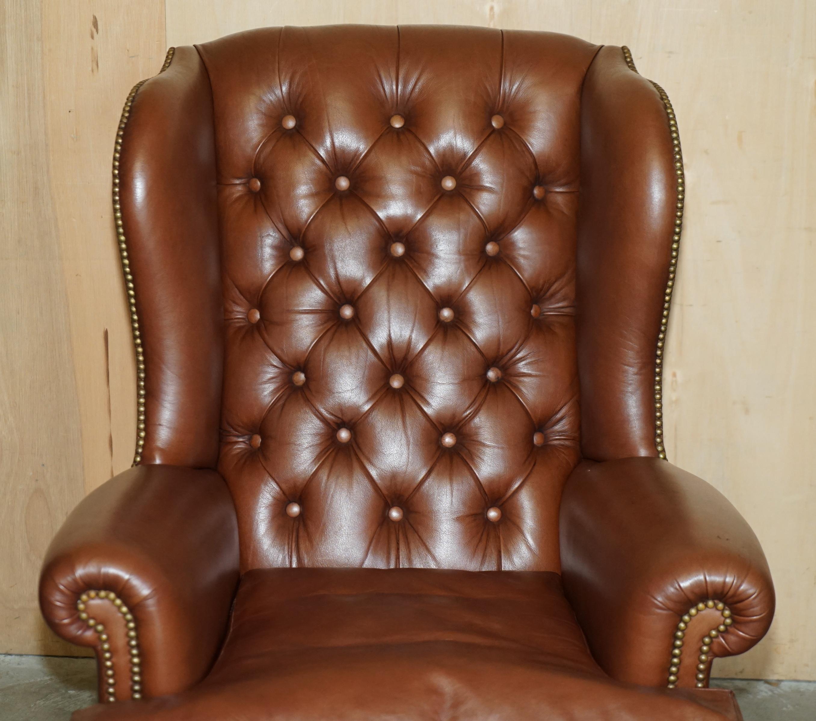 Fait main PIRE DE PIÈCES DE PIÈCES DE LION CHESTERFIELD TUFTED WINGBACK ARMCHAIRS en vente