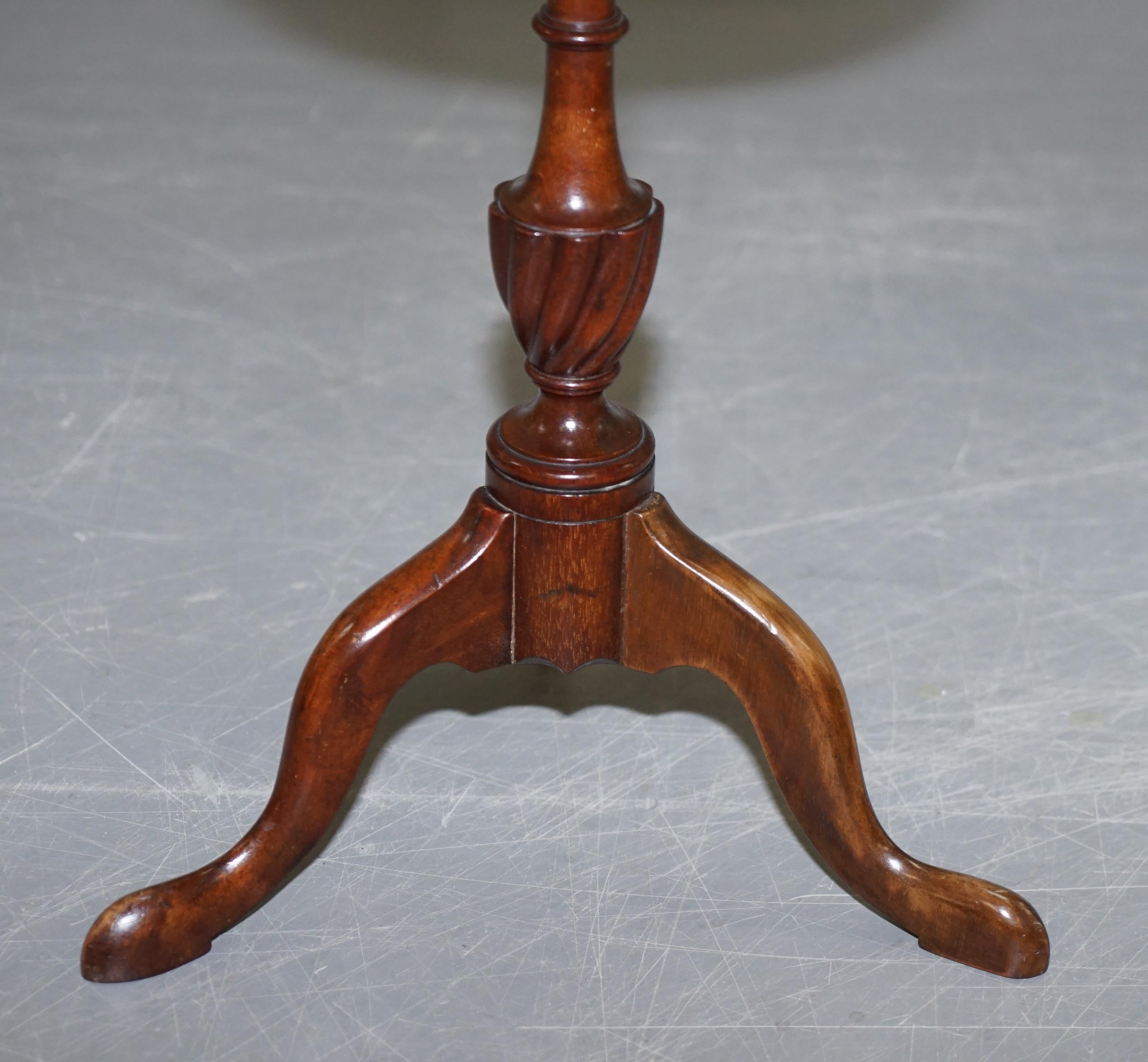 Stunning Pair of Hardwood Sheraton Revival Tripod Side End Lamp Wine Tables For Sale 10