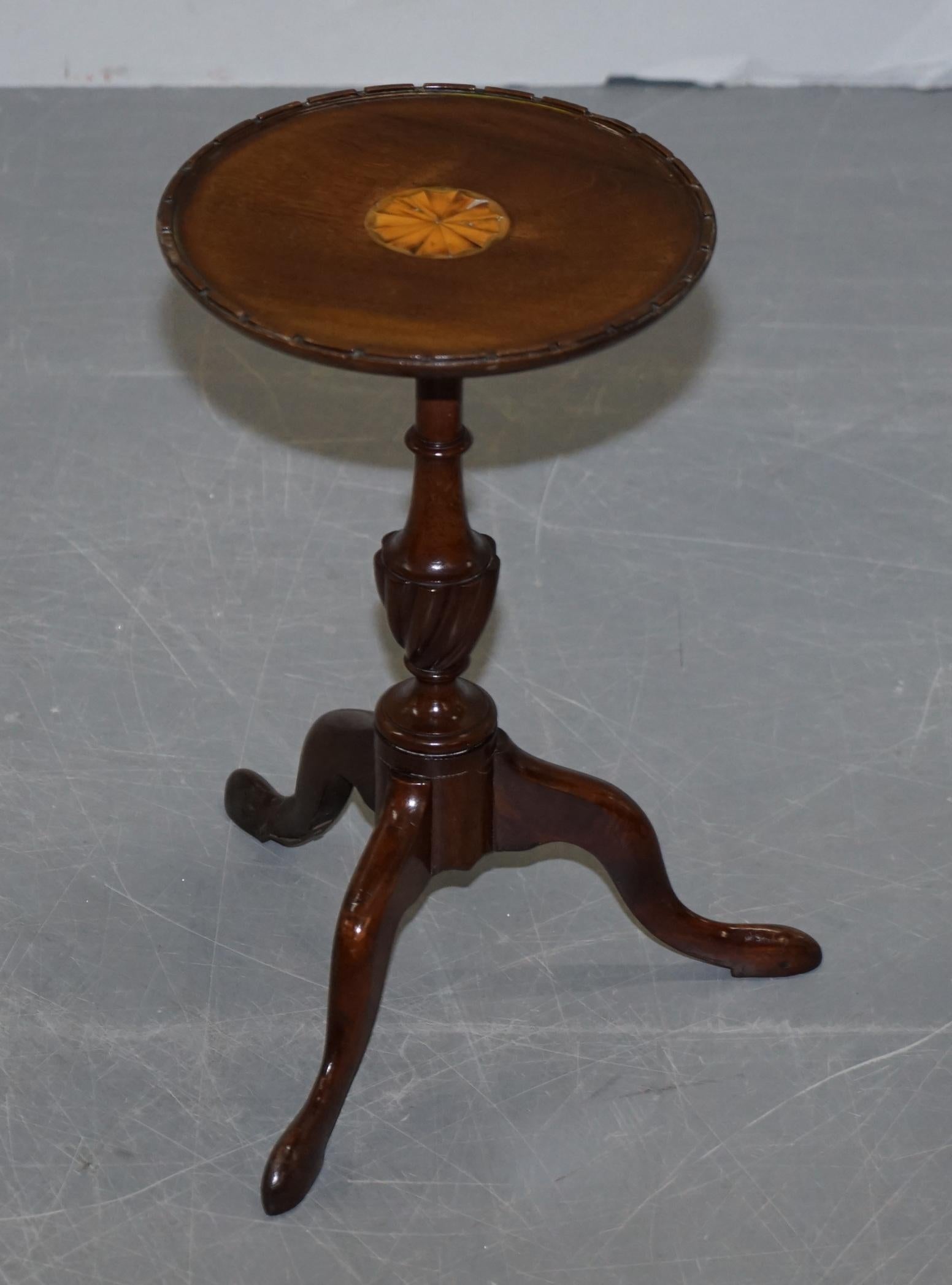We are delighted to offer for sale this lovely pair of mahogany Sheraton revival lamp or wine tables circa 1880-1900

A very good looking and well made pair, they are mahogany with decorative Sheraton revival style inlay to the top which is