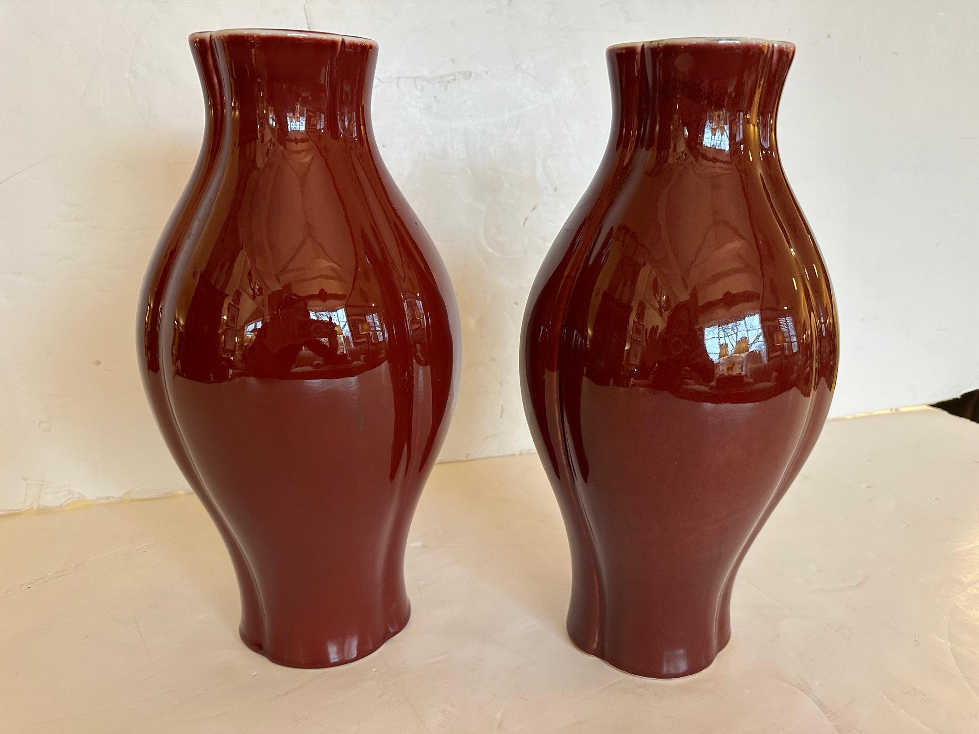 Wunderschönes Paar Maitland Smith Ox Blood glasierte Keramikvasen (Thailändisch) im Angebot