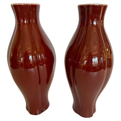 Impresionante pareja de jarrones de cerámica esmaltada Maitland Smith Ox Blood
