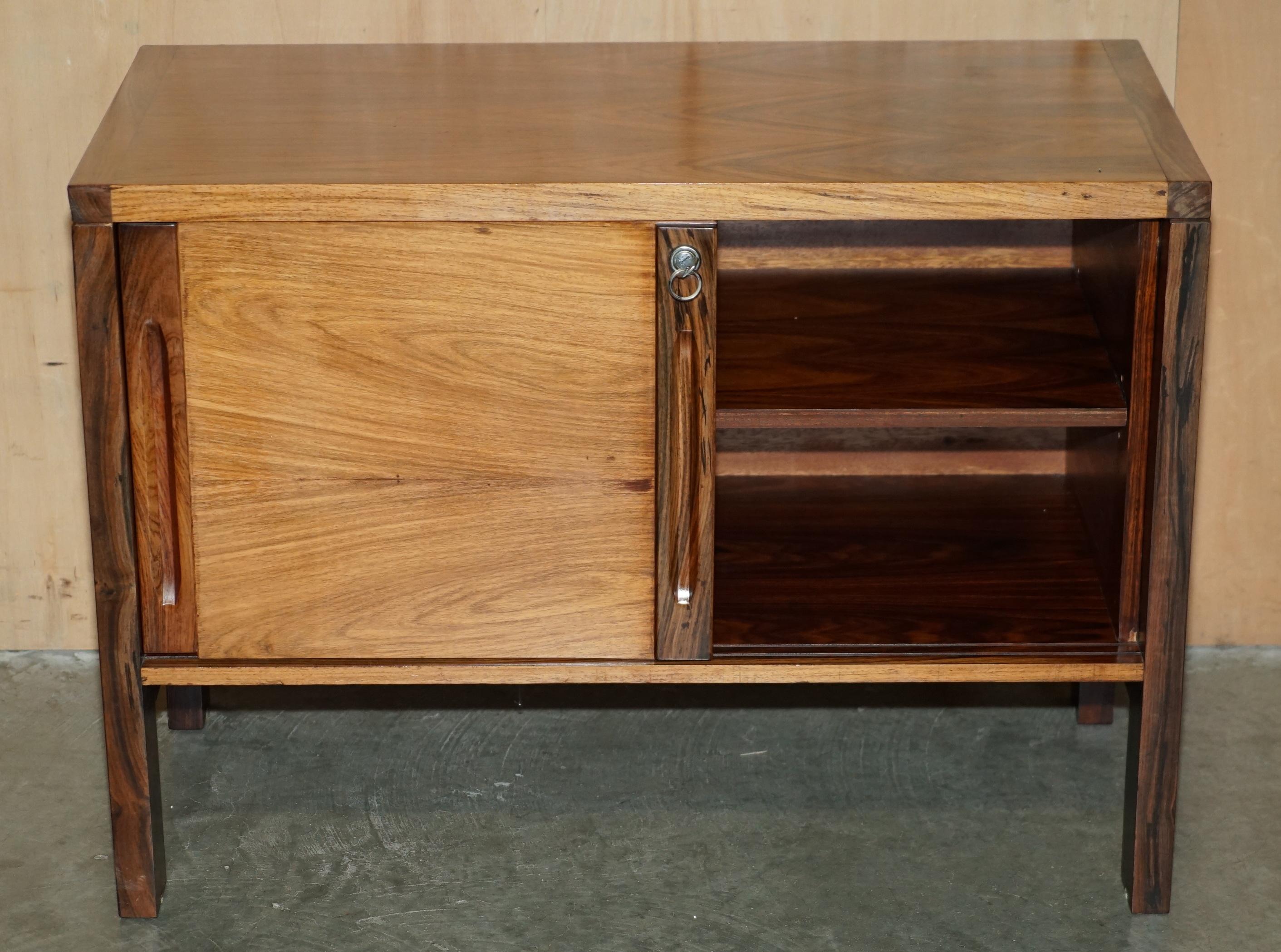 STUNNING PAIR OF MiD CENTURY MODERN BRAZILLIAN WOOD DANISH CABINETS OR CUPBOARDS im Angebot 5